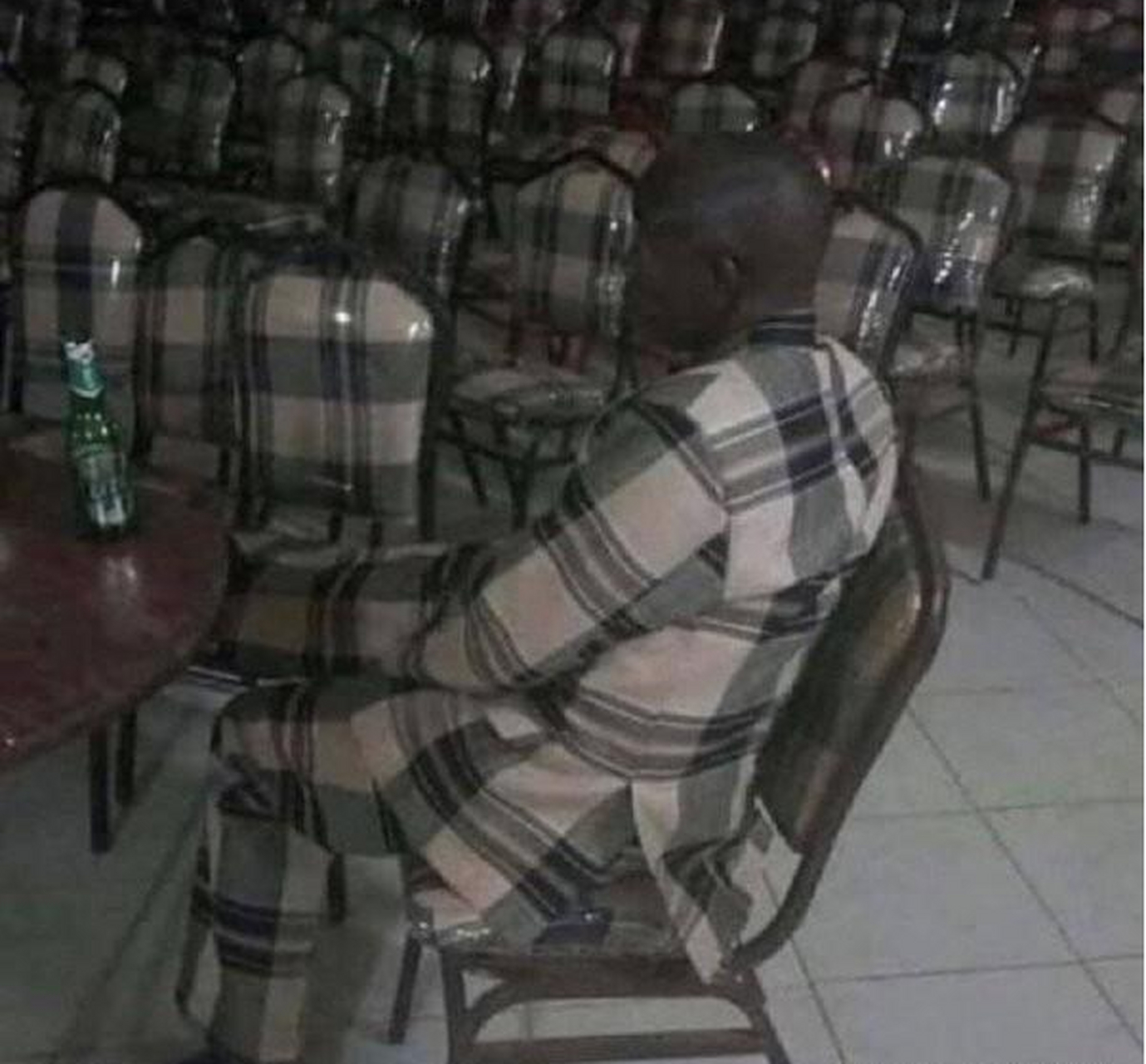 故意伪装成椅子形状,让妹子坐在他身上.