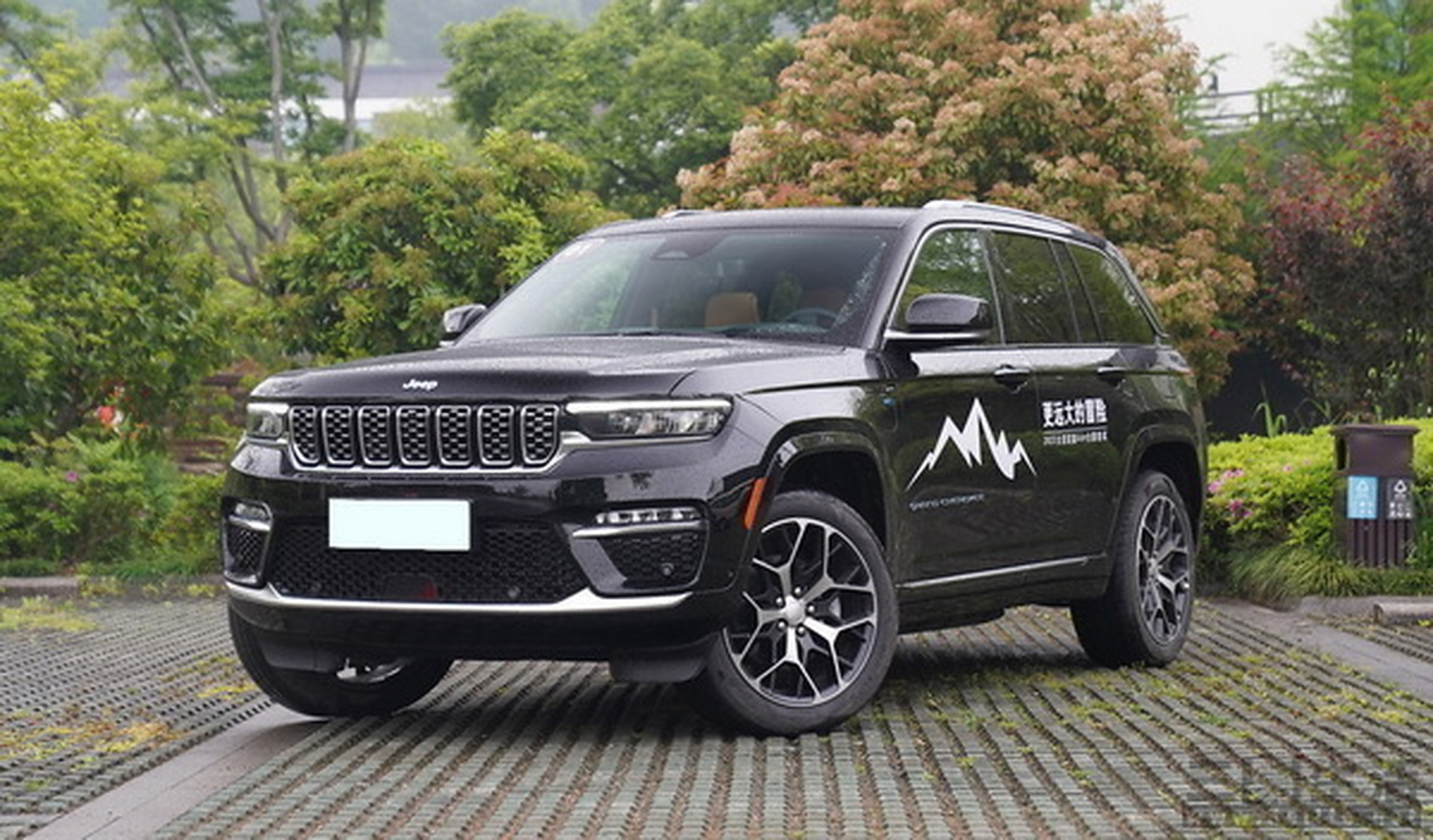 【jeep新大切诺基4xe正式上市】5月19日,全新大切诺基4xe正式上市,共