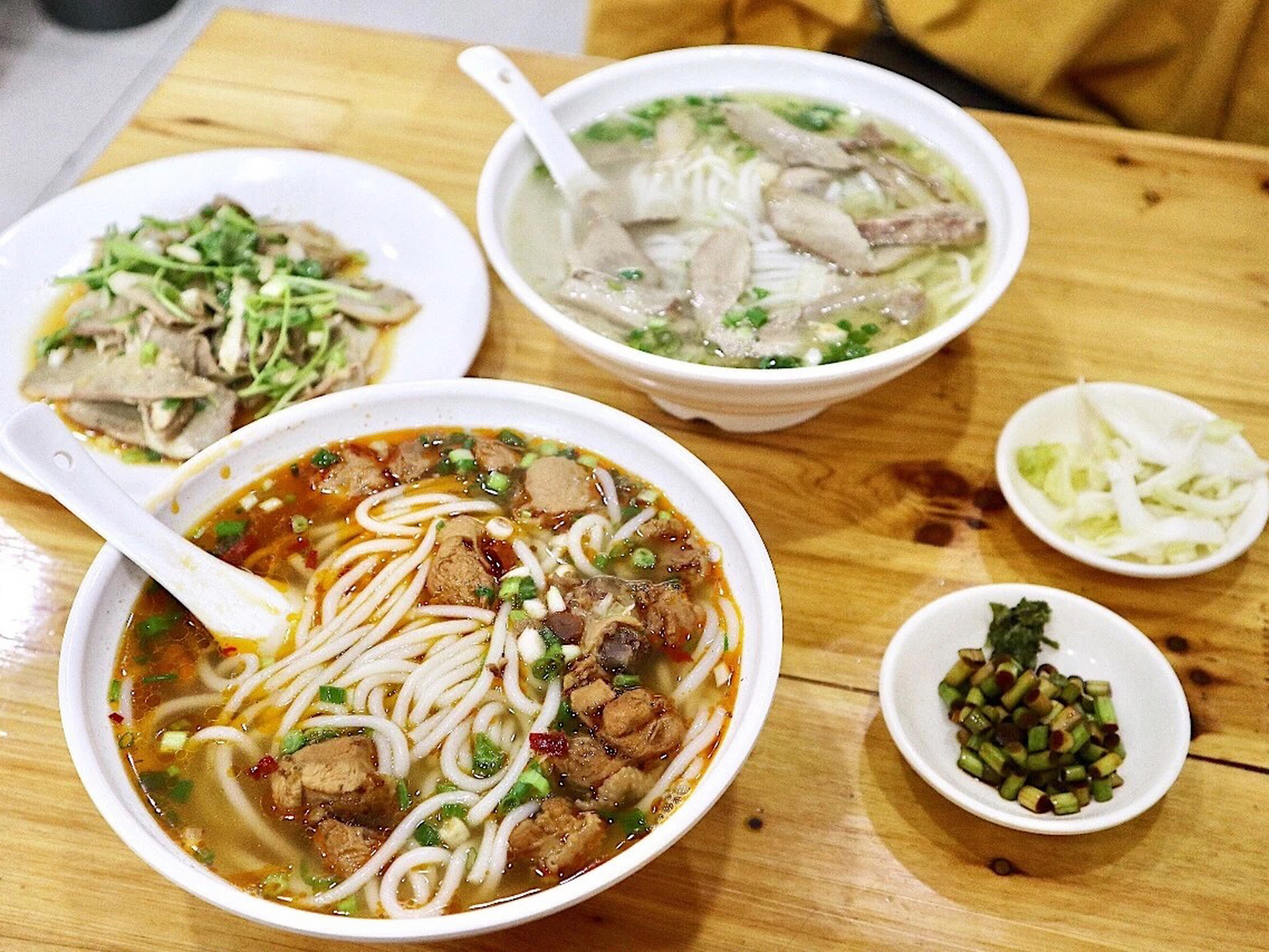 招牌鹅肉粉 汤是特色牛羊鹅原汤,各种大骨每天早晨现熬,汤头出奇的