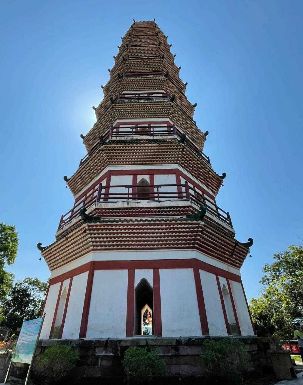 德庆三元塔坐落于德城东南方风景秀丽的白沙山.