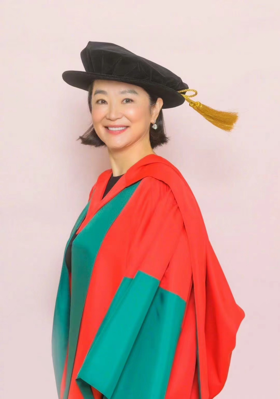 老了之后的林青霞依旧高贵优雅,最近还获得了香港大学的博士学位,女神
