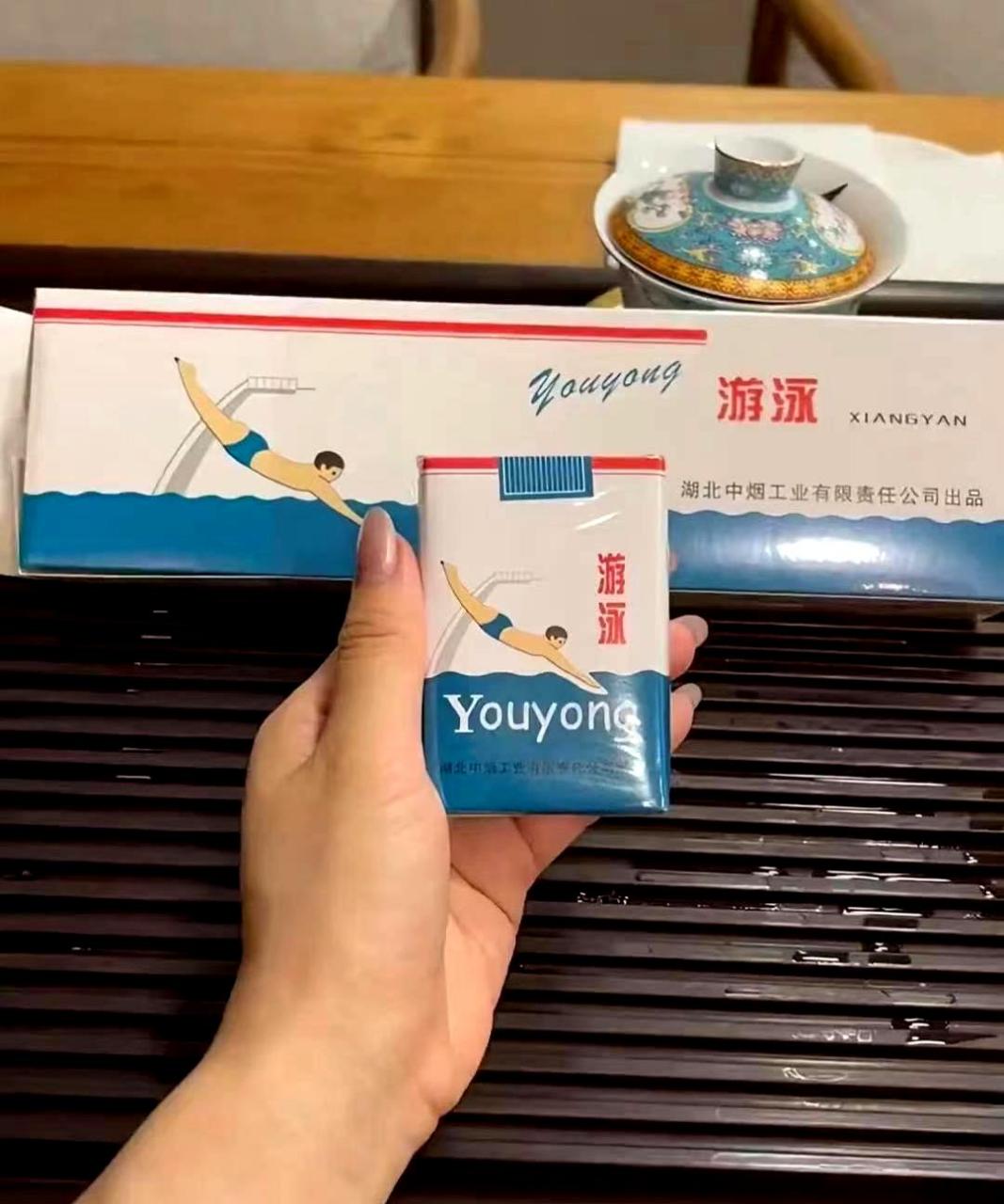 我第一次看到居然有游泳的烟.