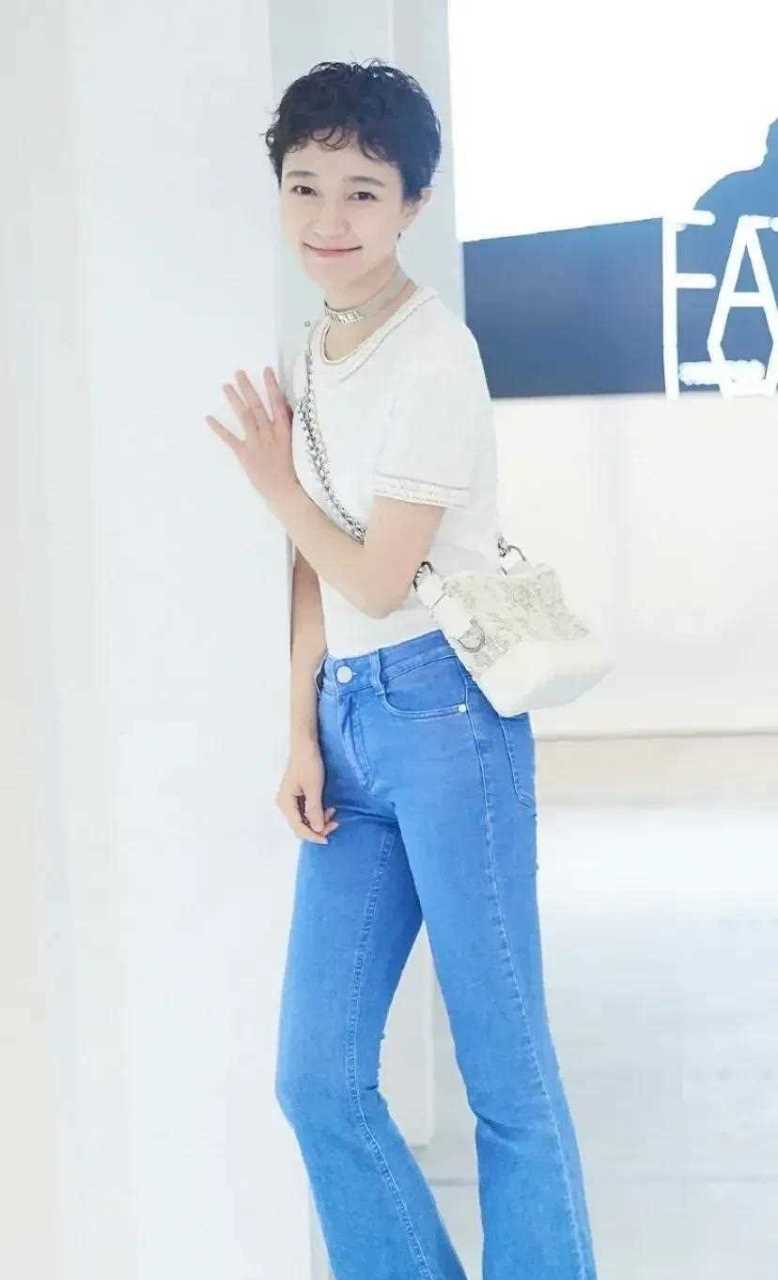 香奈儿代言人焦俊艳,简单的白t搭配牛仔蓝喇叭裤,这腿看上去也有两米