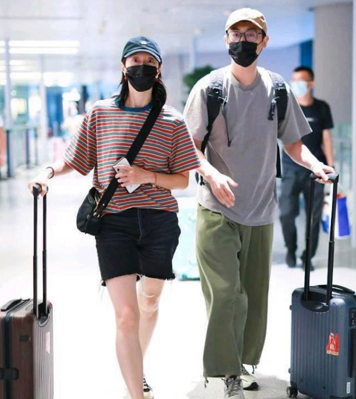 近日,朱亚文沈佳妮夫妇久违合体走机场,一把揽过妻子的手臂,甜度超标