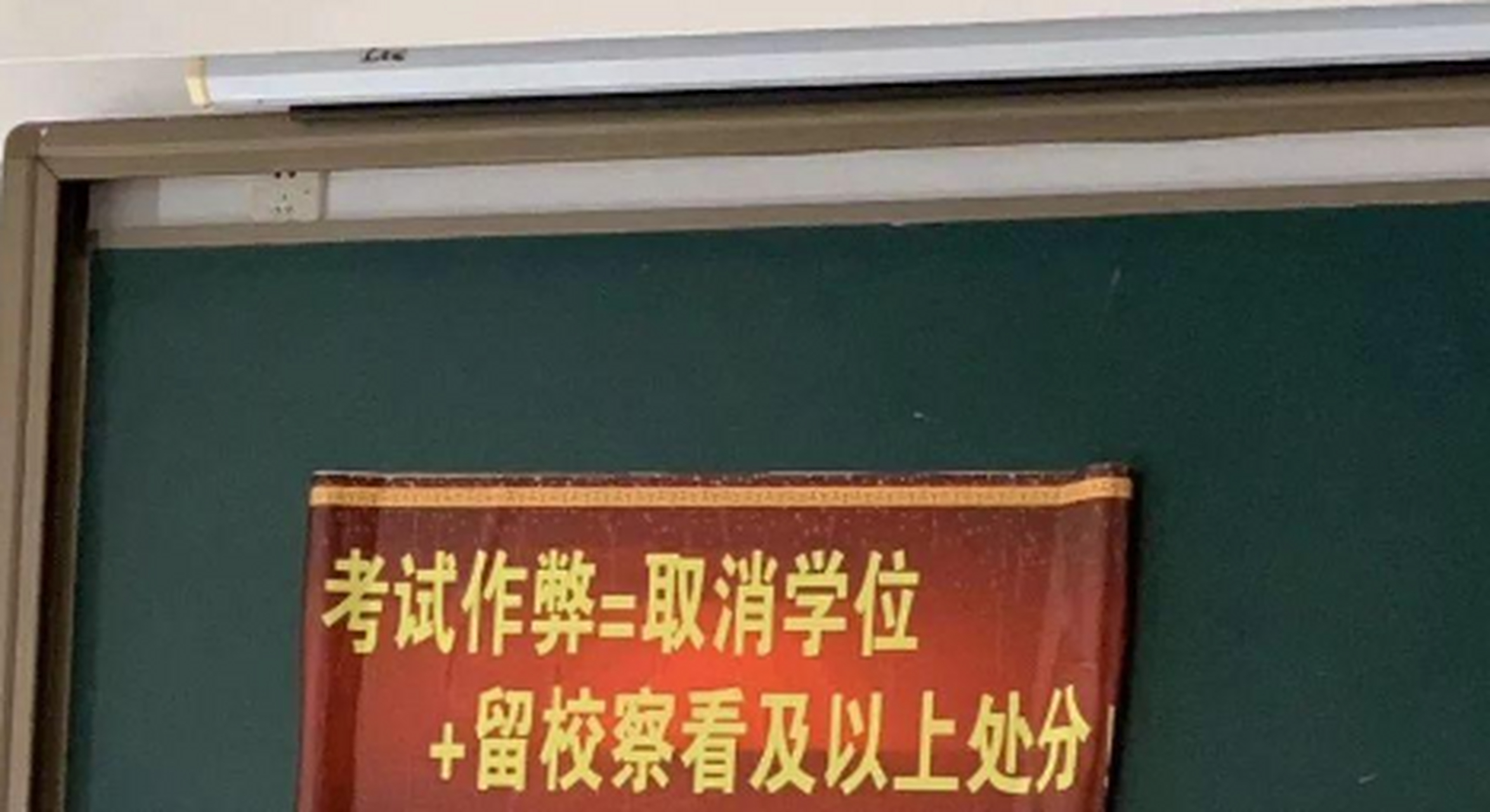 河南虞城,高三女生丹丹跳楼自杀,只因考试作弊被发现,事发之后,丹丹