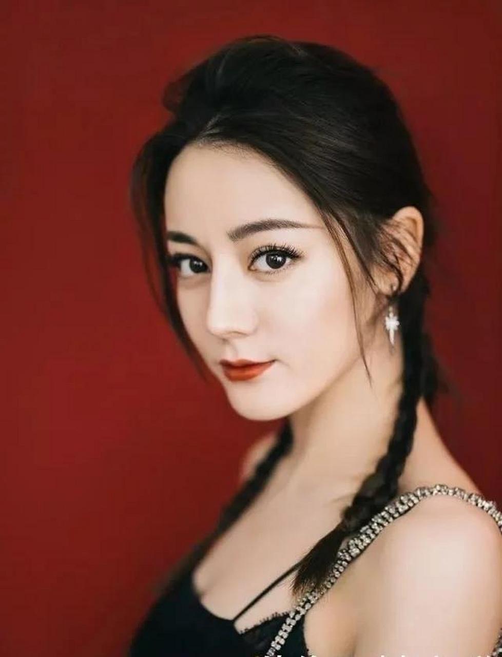 迪丽热巴是把彩虹穿到身上了?两件吊带秀出傲人身材,锁骨真迷人