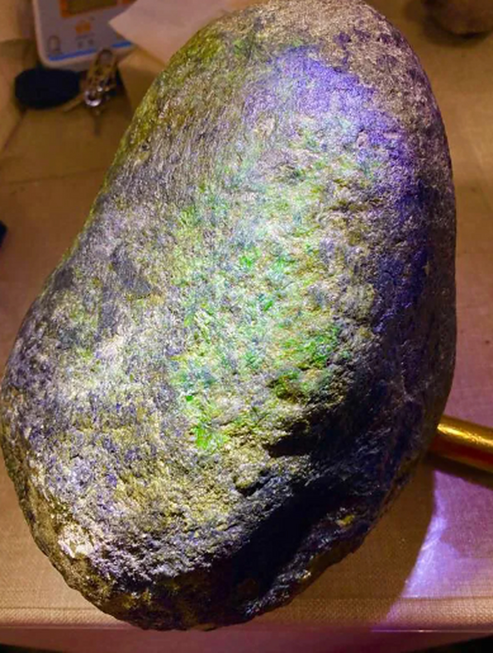 97公斤,老坑南齐手镯色料,品相好,皮壳大多面都未经过刷洗,矿上下来的