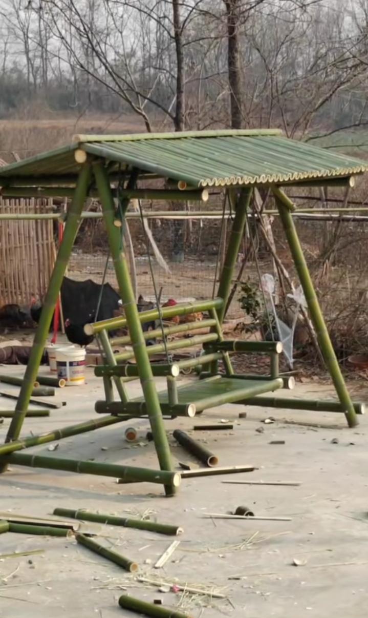 孙子想坐秋千,爷爷二话不说第二天就做了一个竹秋千,这就是大家说的隔
