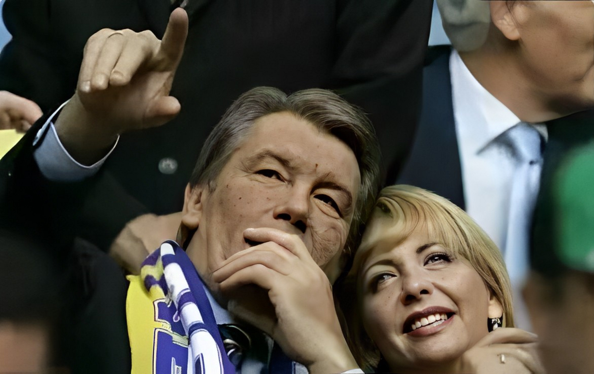 当小布什访问乌克兰时,在欢迎仪式上,小布什强吻把乌克兰的夫人排在