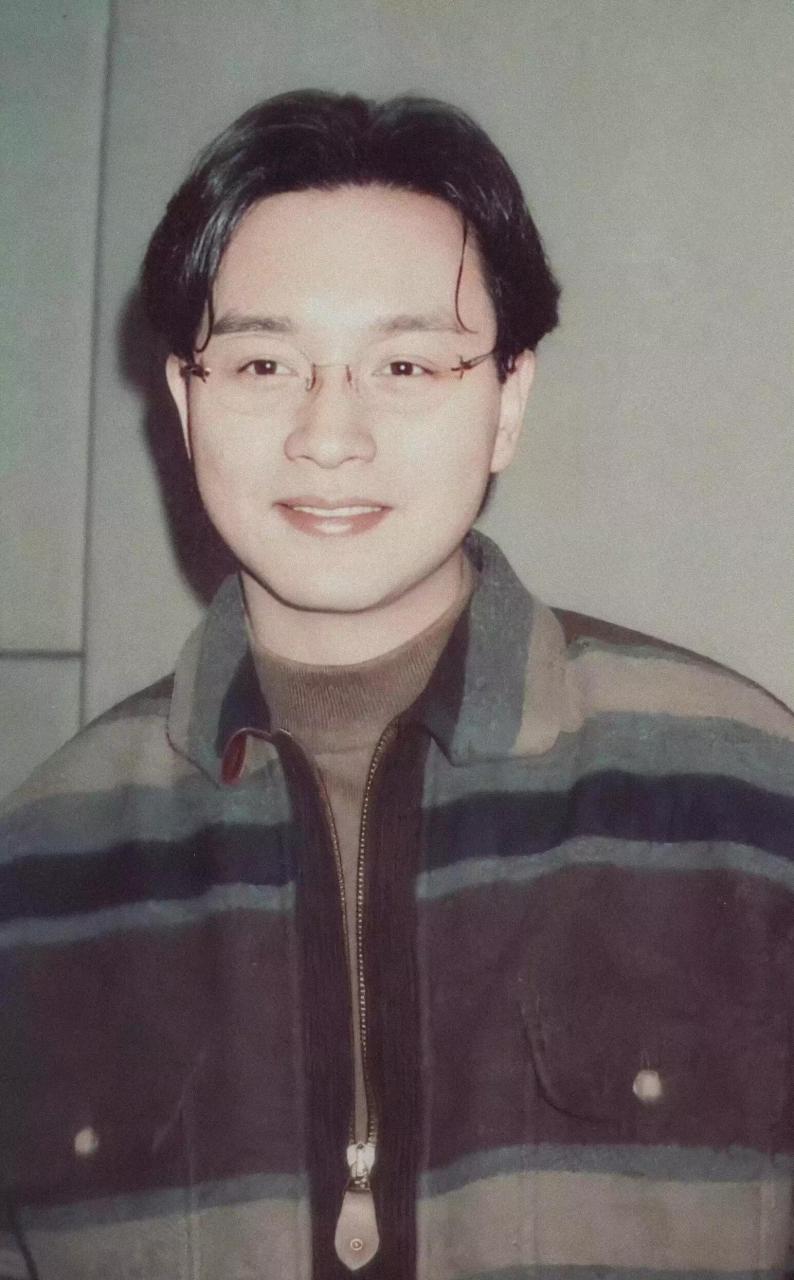 百家号星火计划# 戴眼镜的哥哥张国荣,儒雅的贵公子气质真的太好苛怂