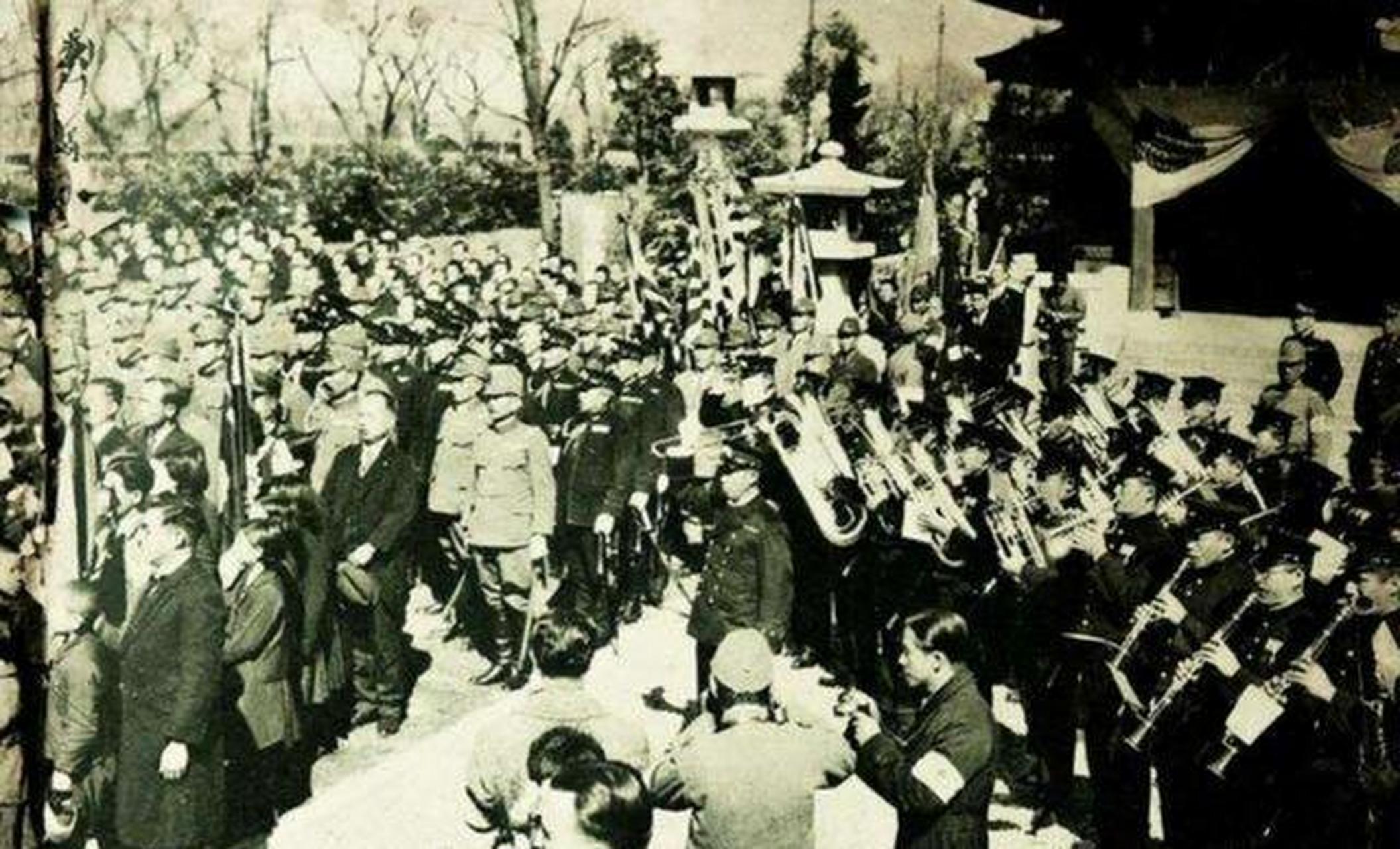 1937年12月13日,侵华日军正在大连某公园召开"庆祝会,高高的会台上