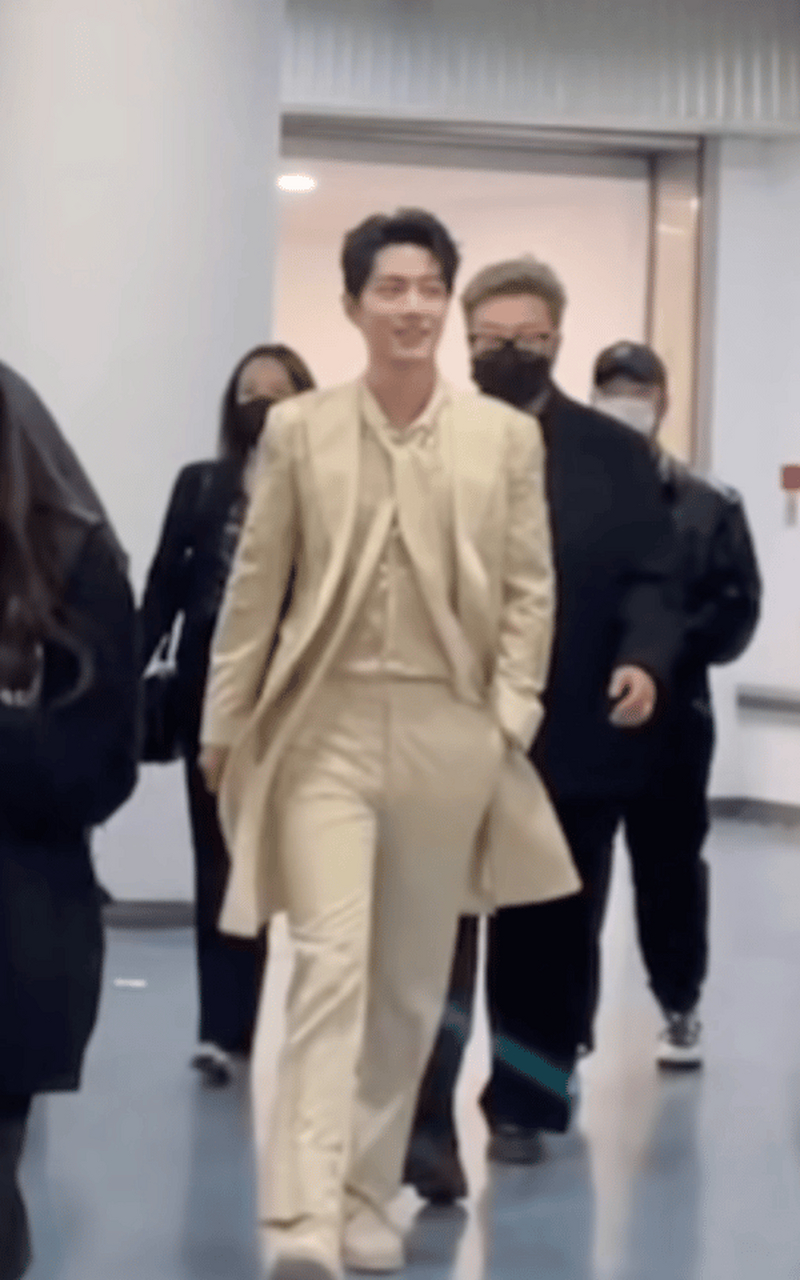 肖战的经纪人张晶不会因为粉丝开不开心而选择高不高调,她是看场合.