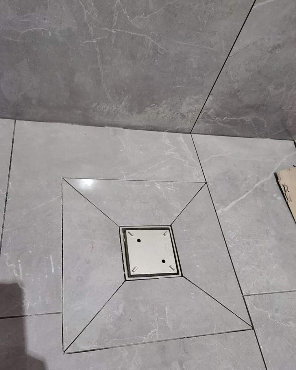 给大家说一下卫生间地漏铺法,之前说过光是地漏的铺法就有很多种,家里