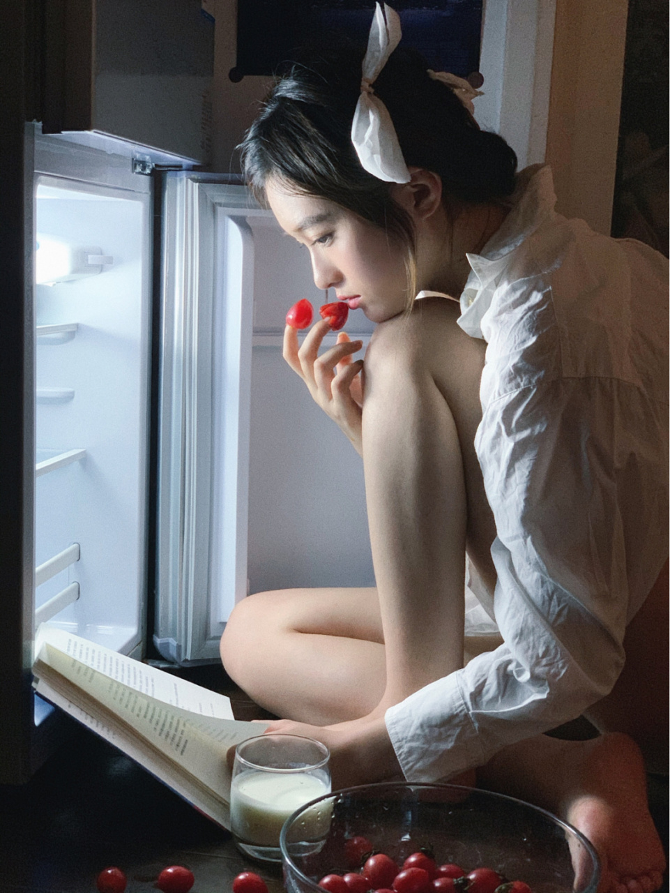 晚上重温了lolita这部电影,女主坐在冰箱边吃冰淇淋看报是印象深刻的