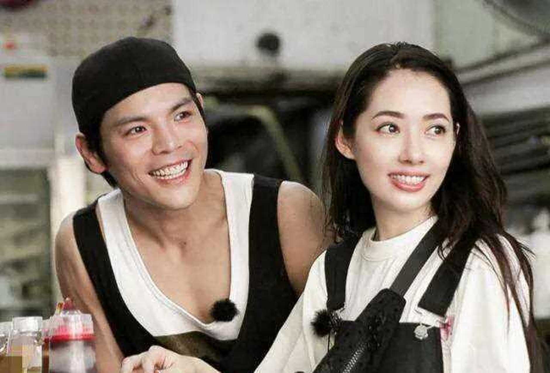 年,向佐把对外"隐婚"的女友黄婉佩带回了家,向太对她说:"做人要搞清楚