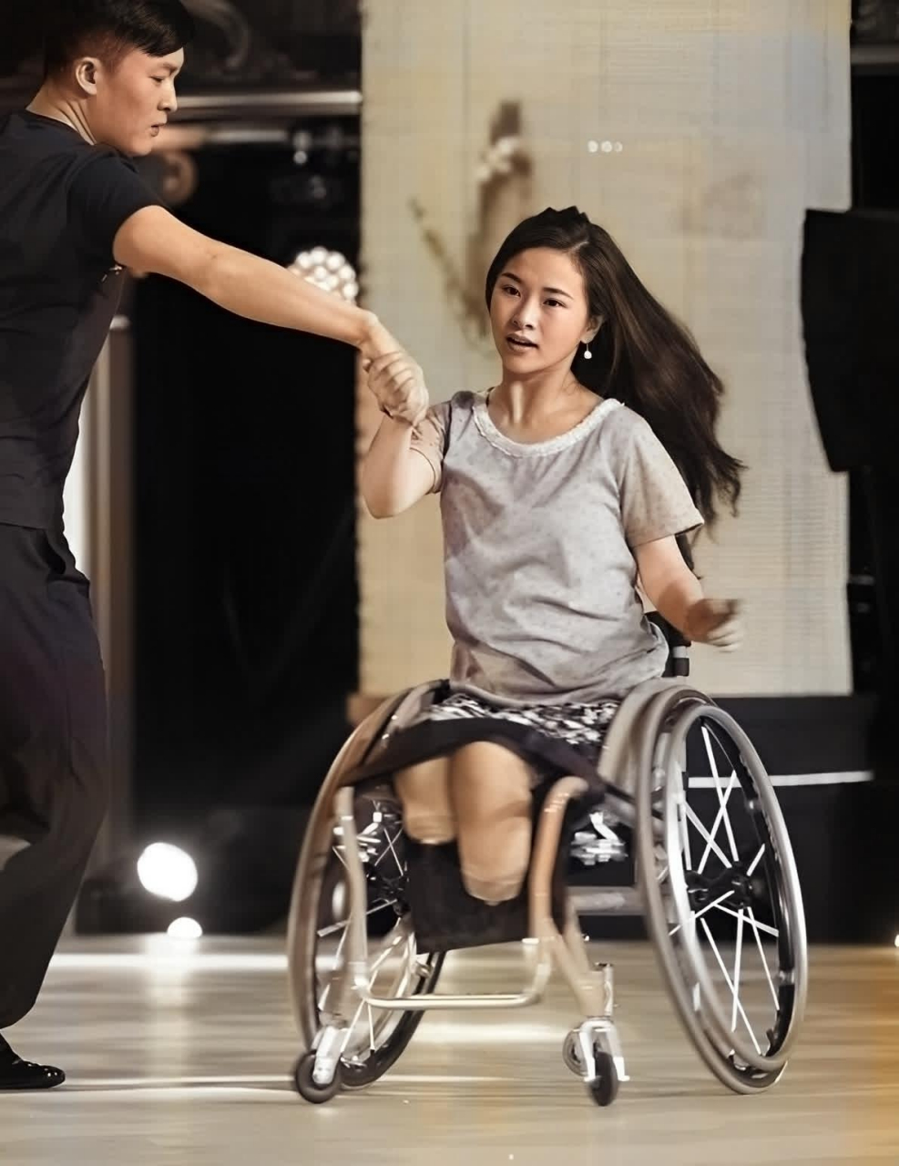 2008年,23岁的廖智,在汶川地震中,不幸失去了10个月大的女儿,双腿不得