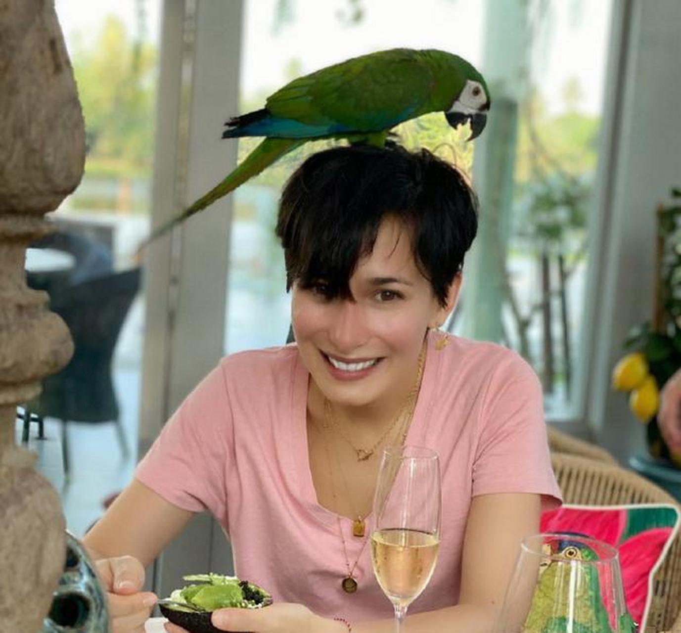 卢靖姗宅在家里素颜出镜,剪了短发比男人还帅气,韩庚喜欢最重要