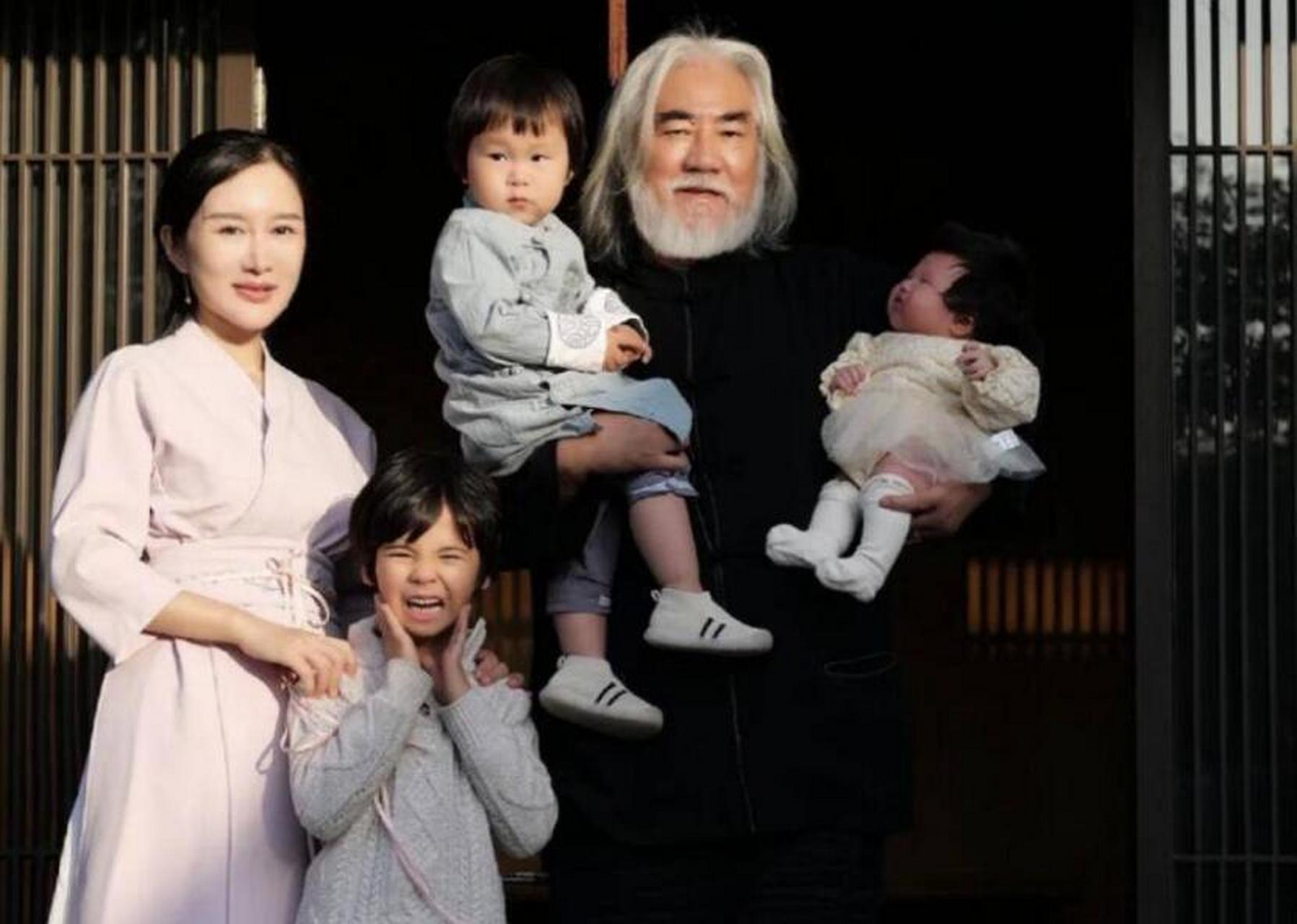 张纪中与老婆杜星霖的照片.