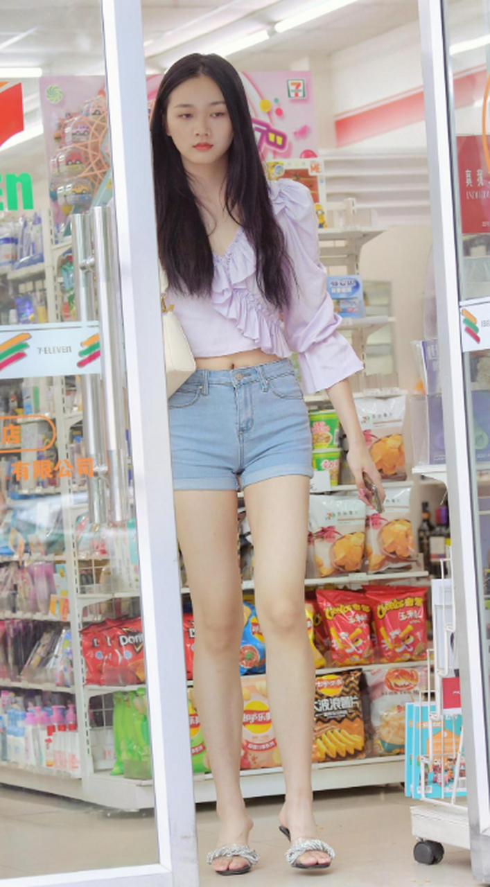 大长腿美女小姐姐,性感牛仔热裤街拍