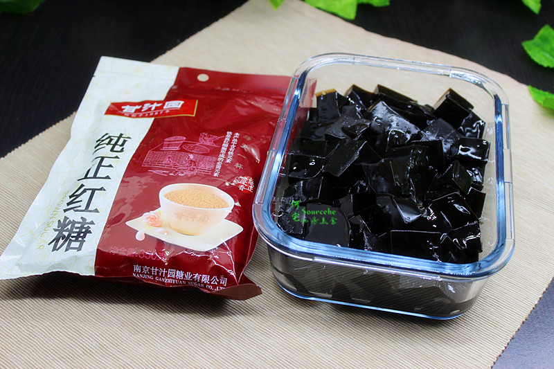 红糖黑凉粉  仙草,广东人也叫凉粉草,或仙人草,凉草,简称吃"草".