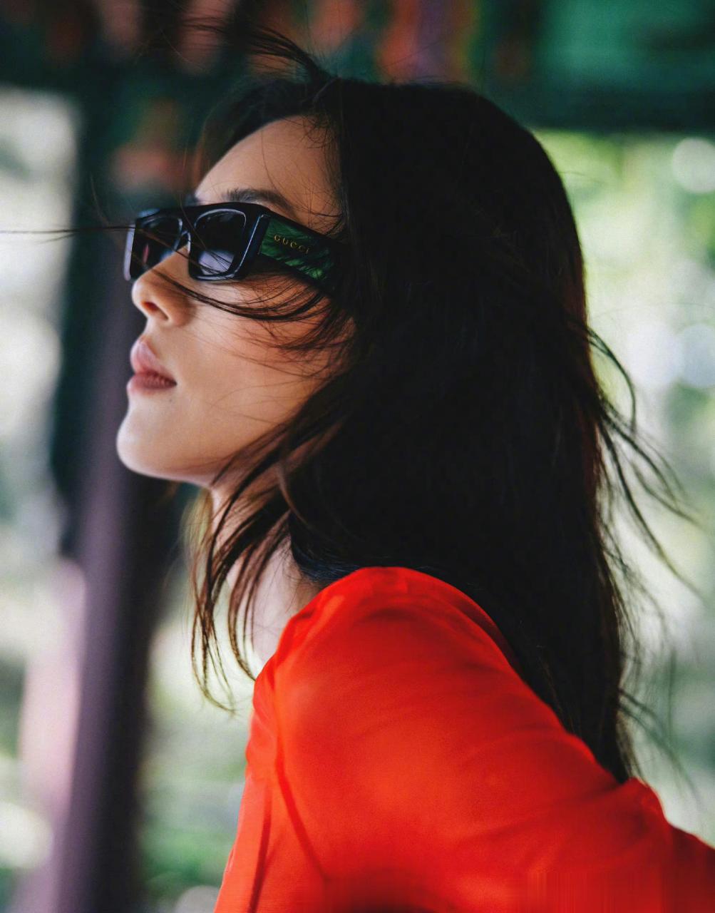 名模刘雯的气质时尚界里众所周知,苗条的身形,高挺的体态,痊愈的微笑