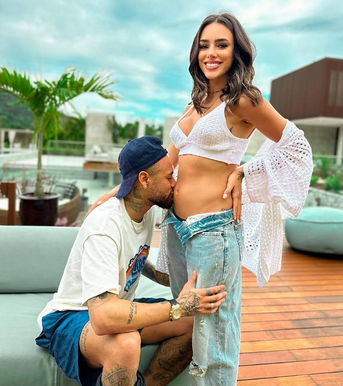 4月19日上午,内马尔与布鲁娜在社媒宣布了他们有孩子的喜讯:"我们