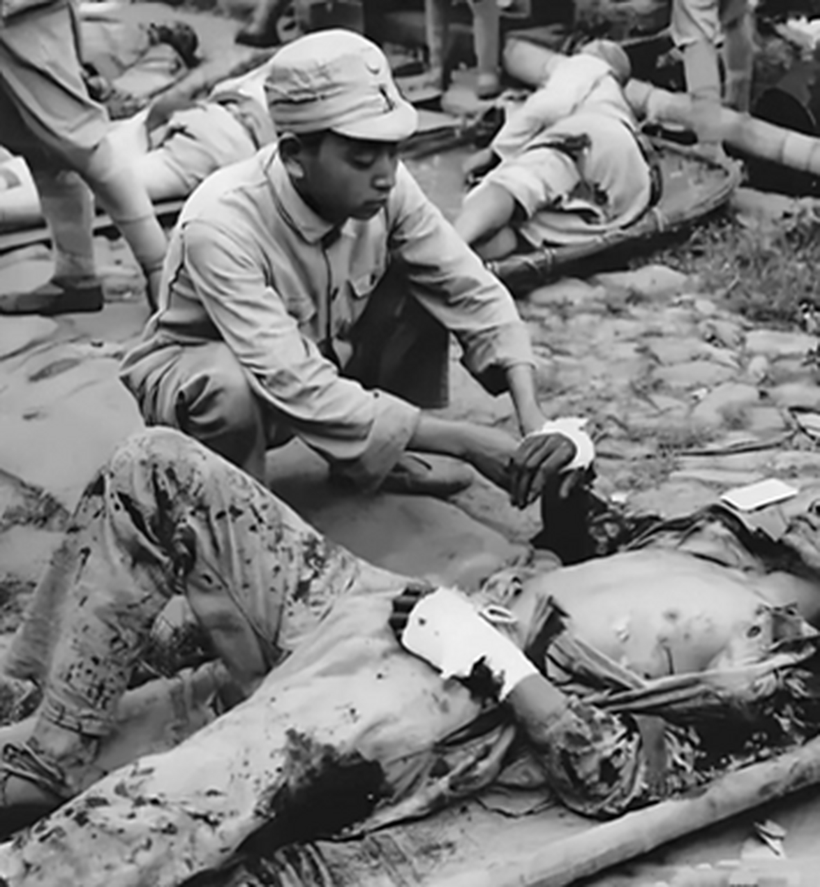 在抗日战争的惨烈时期,一位八路军战士英勇无畏地投身战场,却被敌人的