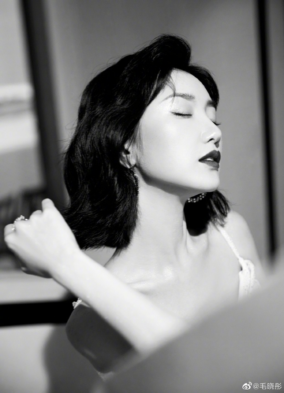 港风美女!毛晓彤晒九宫格写真 红唇微卷发别具风格 #毛晓彤写真集