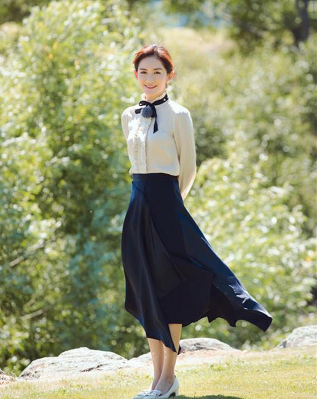 谢娜换新发型了,扎双丸子头穿紧身裤少女感十足,37岁美成27岁