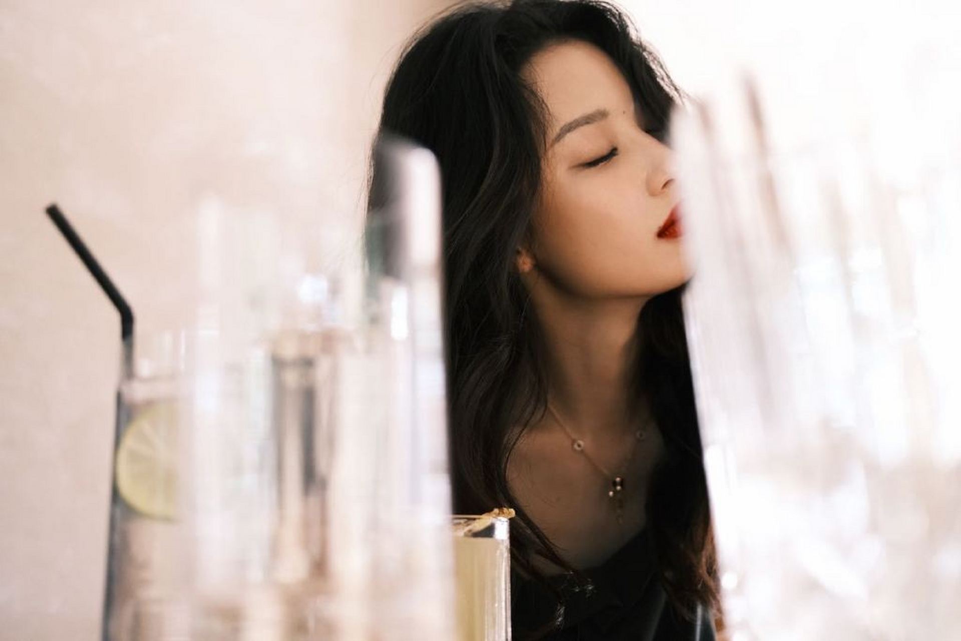 孙佳雨红唇氛围感写真,全新时尚摄影照片释出,复古红唇撞上波浪卷发