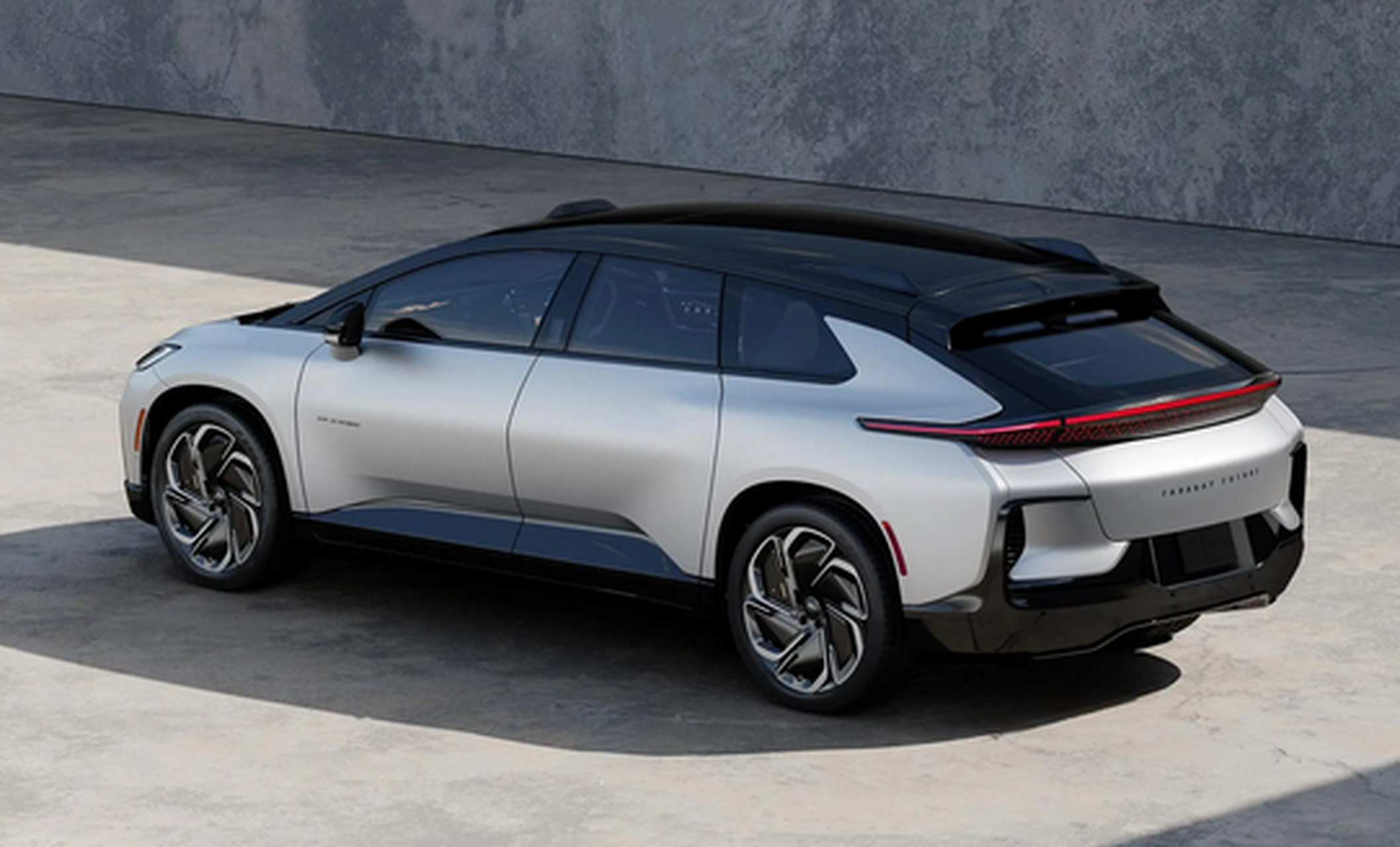 据悉,由乐视创始人-贾跃亭创办的法拉第未来近日公布了首款车型ff 91