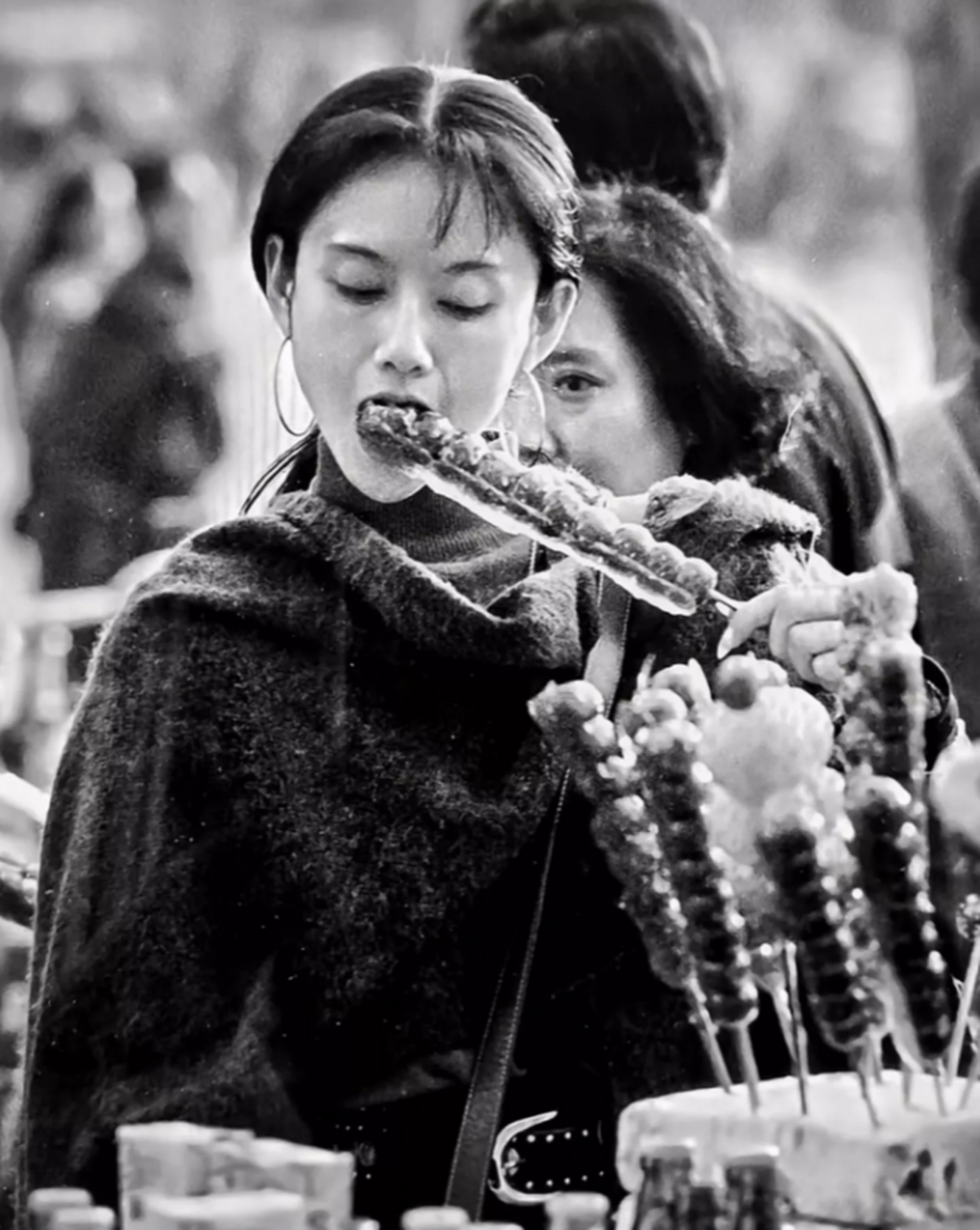1992年拍摄于山东济南,34岁的孔雀仙子杨丽萍在吃糖葫芦时被抓拍.