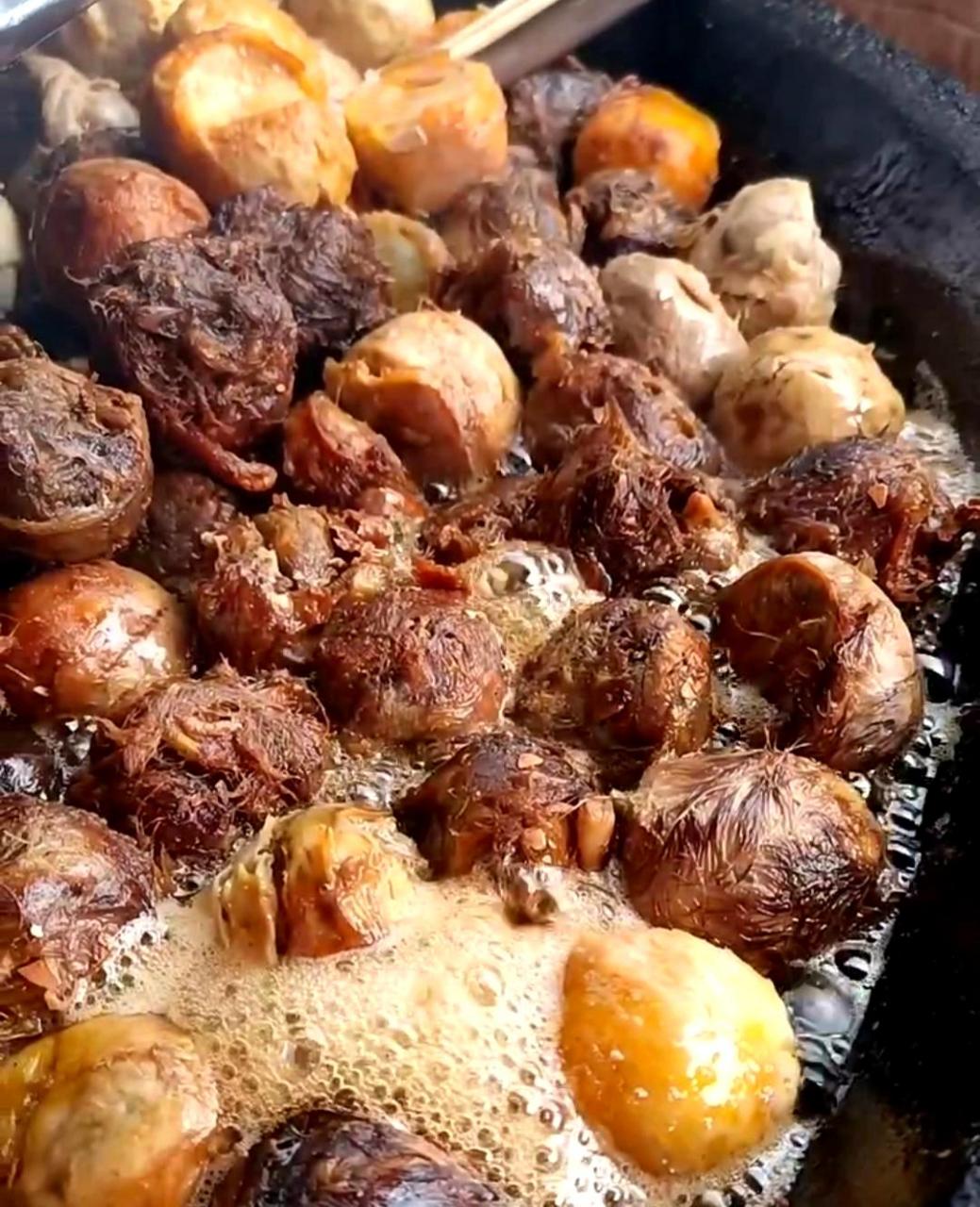 今天有个好哥们带我来品尝烤毛蛋,再添点小酒,真是太美妙了!