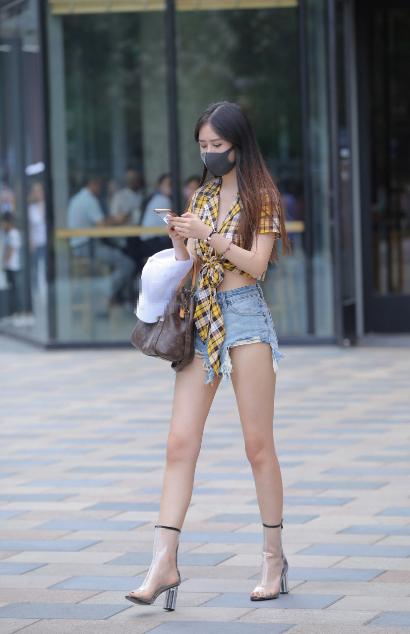 热裤美腿小姐姐 考验眼力的时候到了