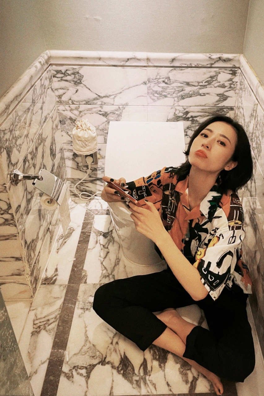 星闻#  周雨彤私房写真,脸蛋精致漂亮,美腿也是极美. #周雨彤