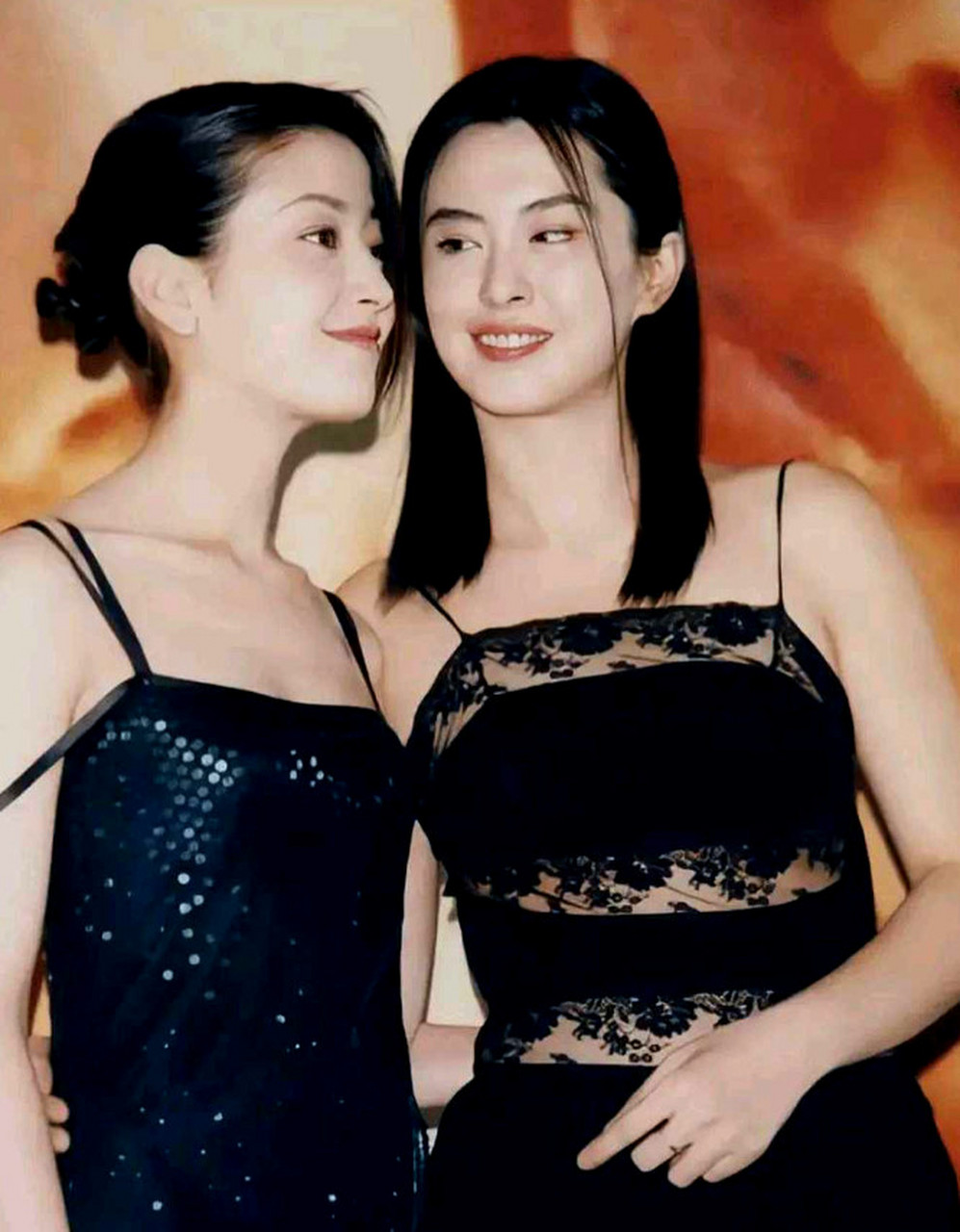 王祖贤与宫泽理惠的合照,王祖贤更加的英气,脸部要刚硬得多,而宫泽理