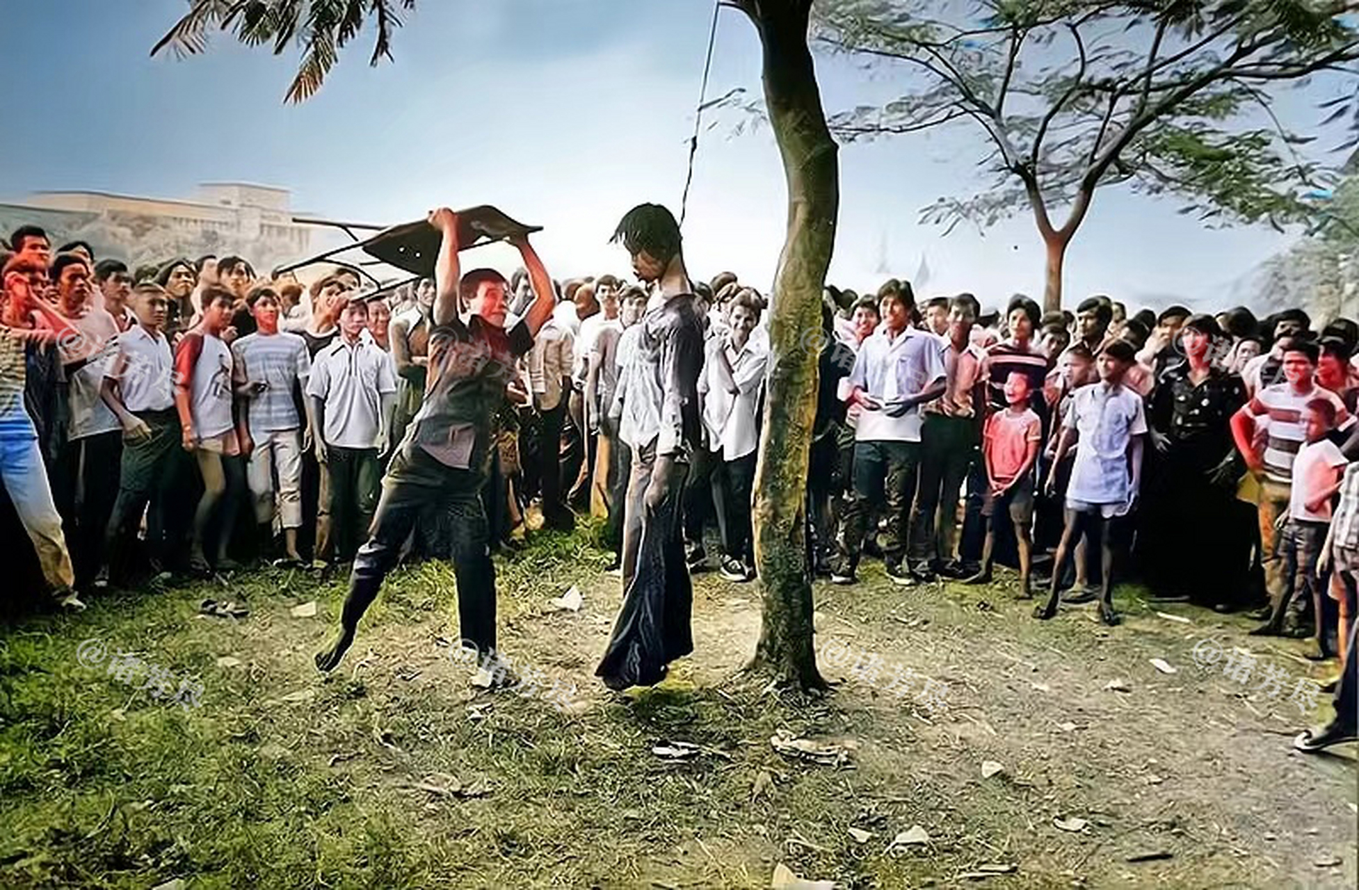1976年,曼谷,泰国国立法政大学的校园里上演了一场惨绝人寰的暴力屠杀