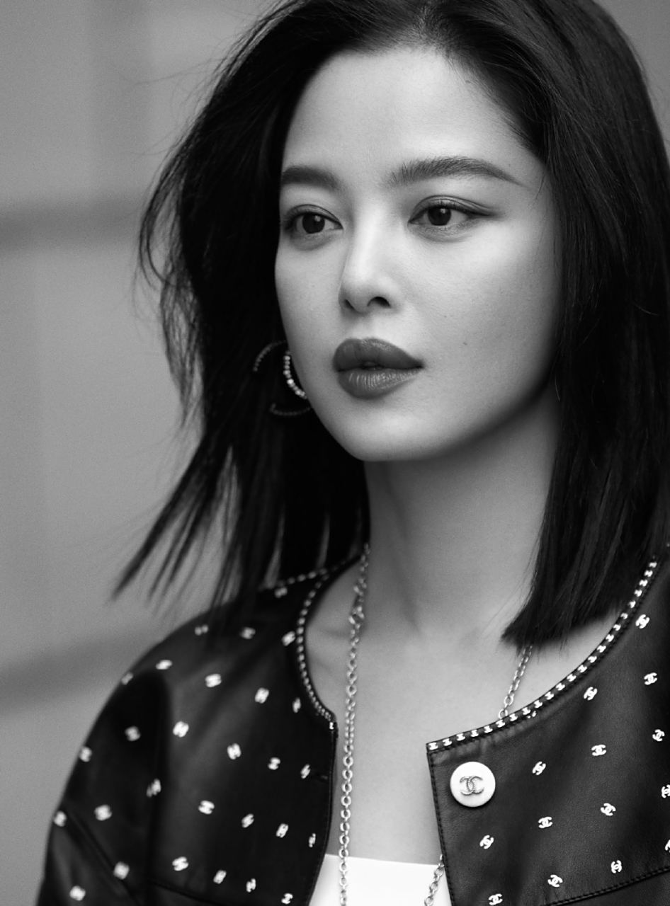 辛芷蕾的美很多人都还没get到,饱满红唇搭配丝滑秀发,面孔也是精致