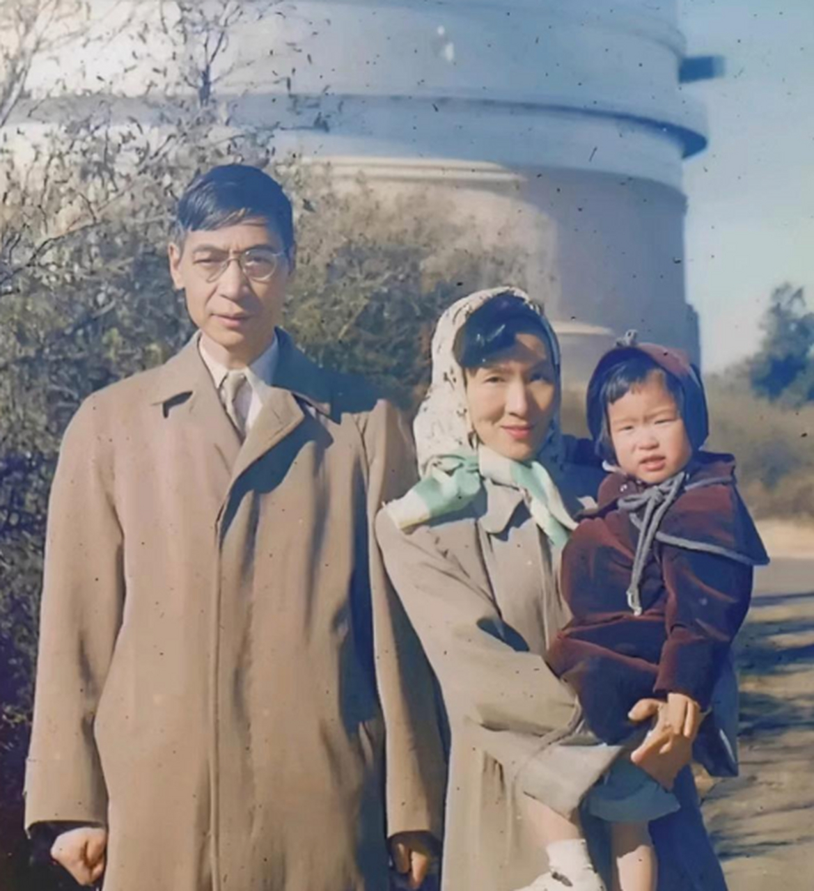 1957年,郭永怀教授与妻子李佩,儿子的张珍贵合影,郭教授用生命保护