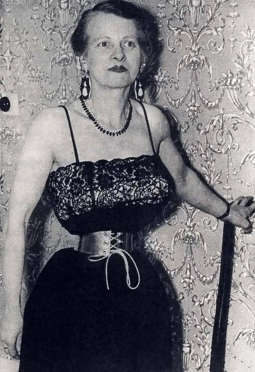 这是维多利亚时代,英国上流社会的束腰女子.