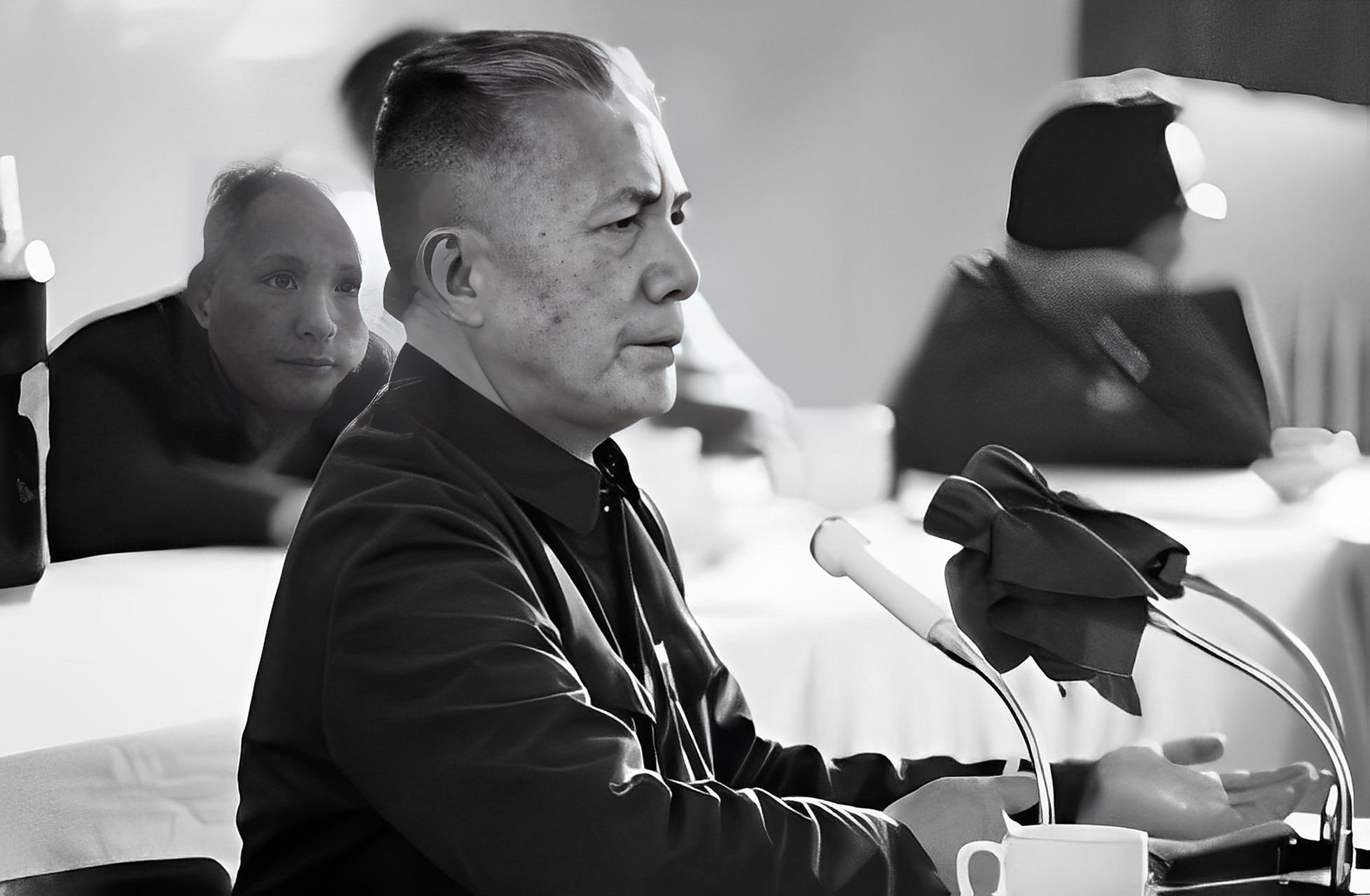 1980年,作家周扬回老家探亲,路过一座孤坟时,天上突然下起了倾盘大雨