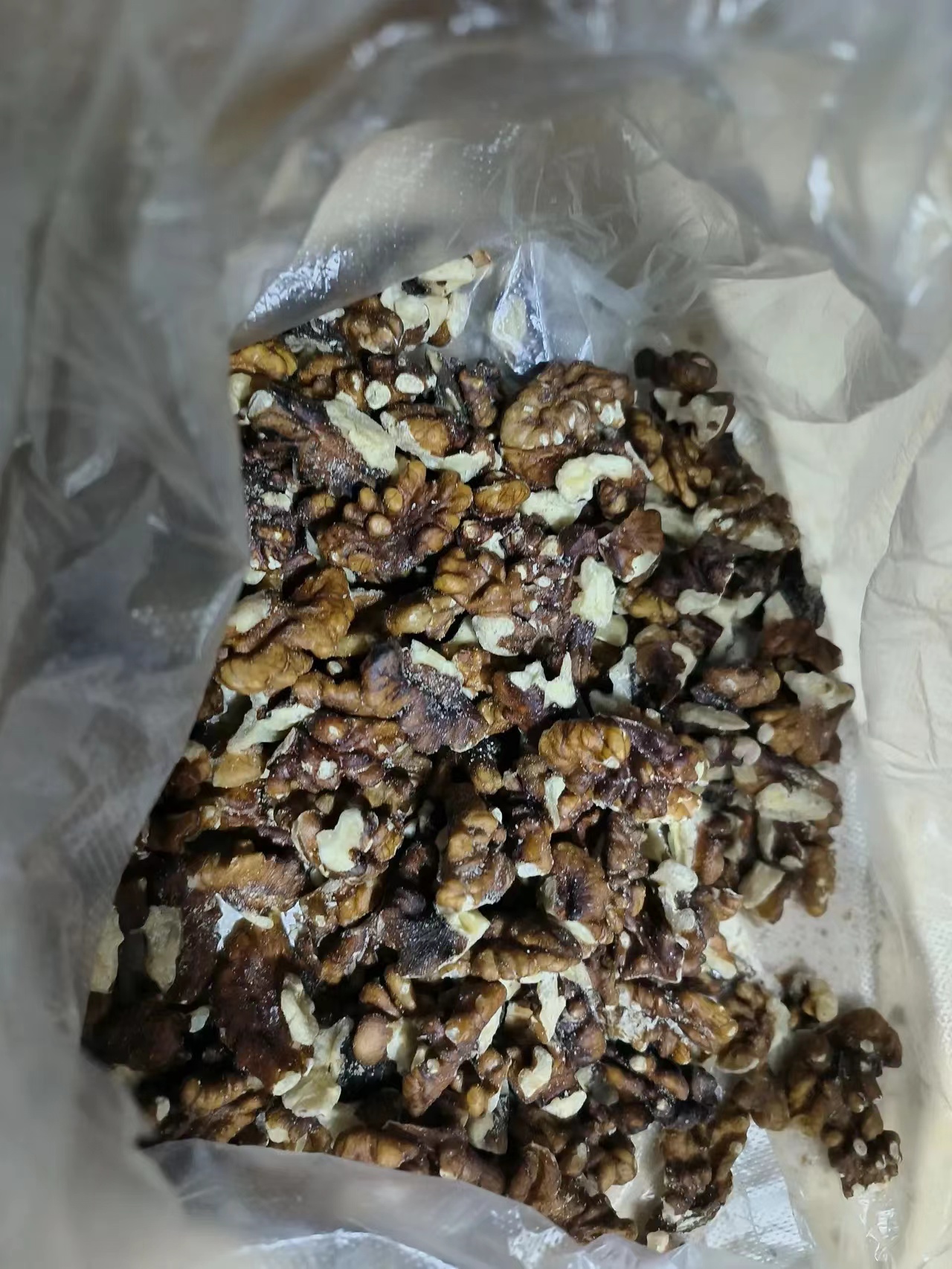 当我打开包裹时,我惊讶地发现,这些核桃仁的颜色与我以前买的完全不同