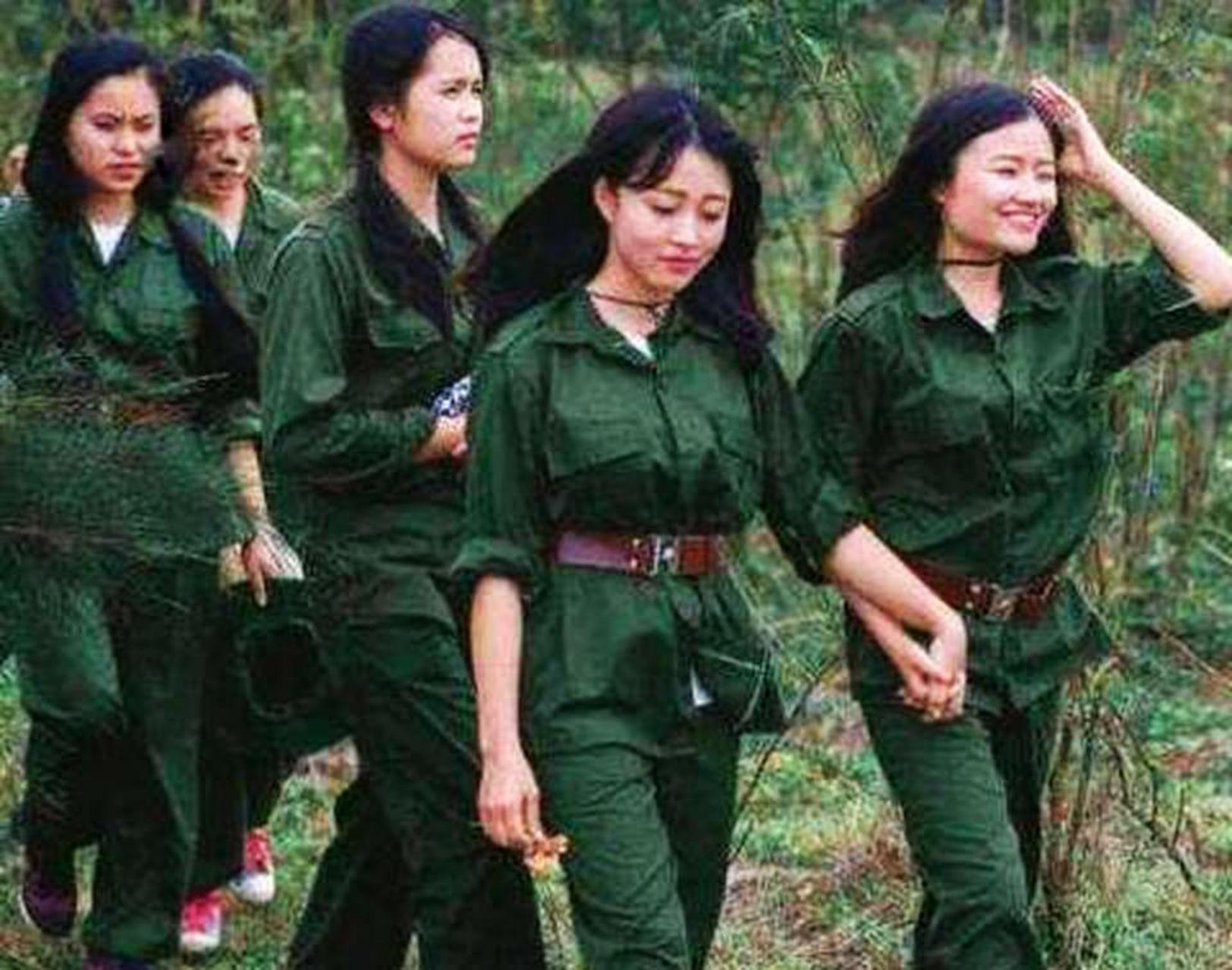 越南战争时期,一位北越女兵在草地上方便时,被美军特地请来的狙击手"