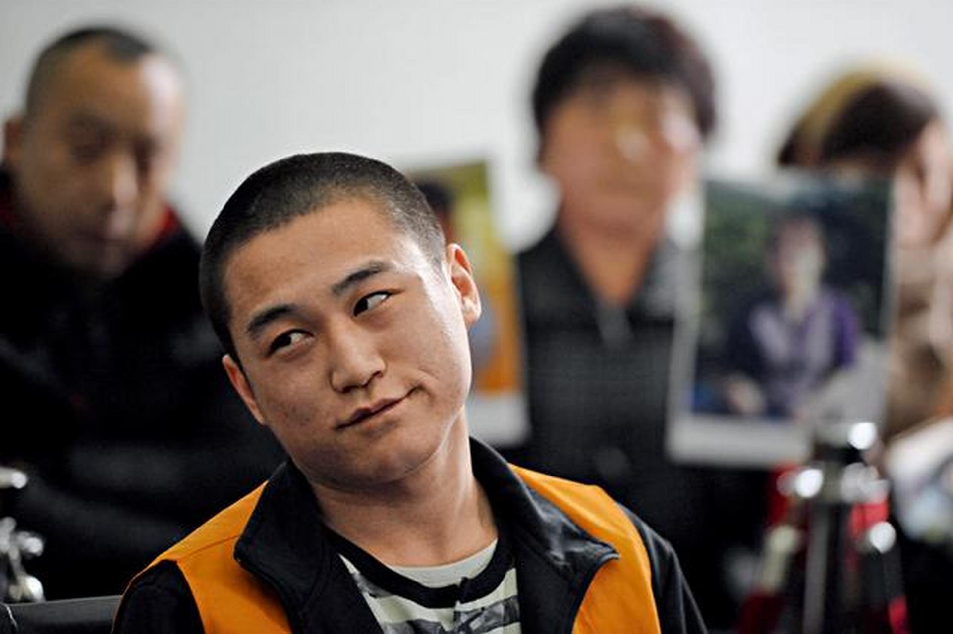 2012年,21岁的马金库因杀害母子俩,被判死刑,面对身后受害人家属的