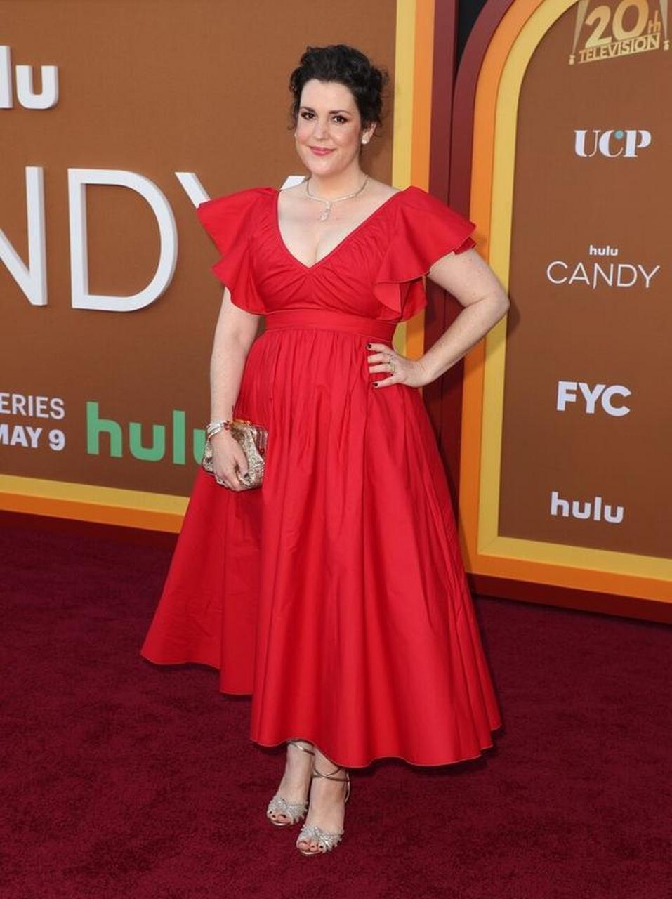 梅兰妮-林斯基现身美剧《坎迪》首映式 一袭红裙如玫瑰般绚丽