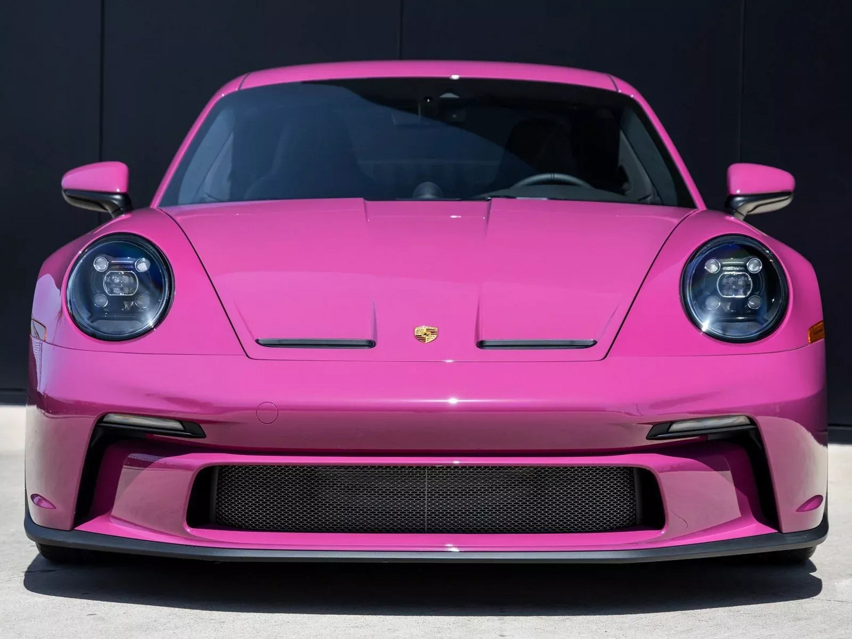 这台亮粉色保时捷911 gt3 touring的总行驶里程才 250 英里(402 公里)