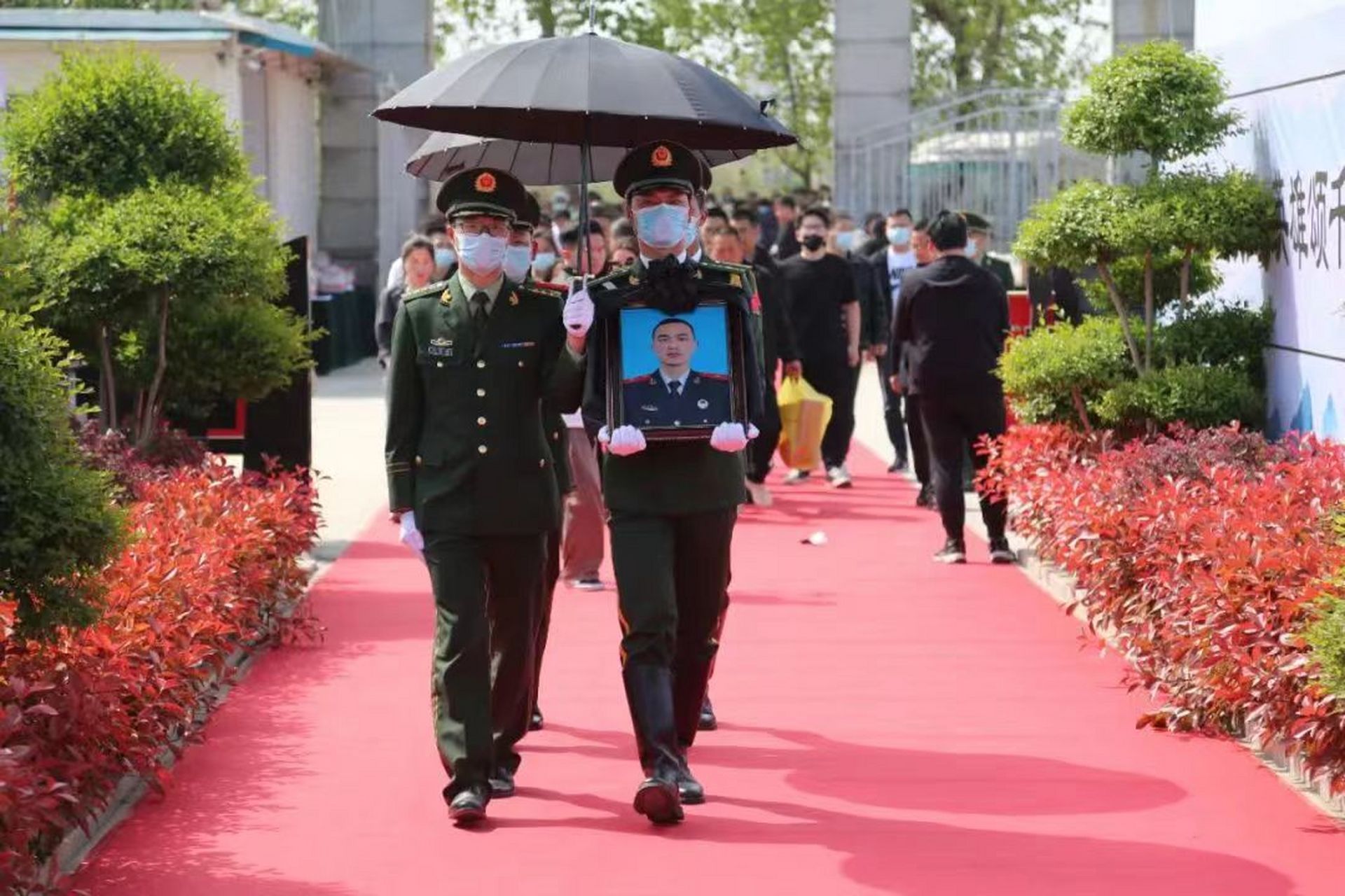 据央视军事报道,4月10日,汪晓龙烈士骨灰安葬仪式在安徽省阜阳市太和