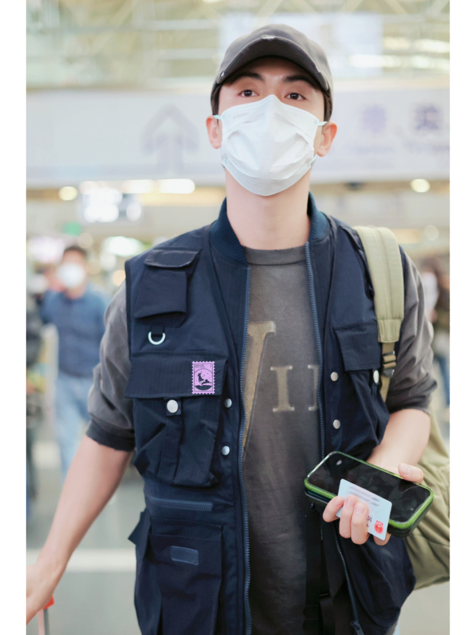 马天宇每日穿搭 多口袋钓鱼夹克马甲内搭长袖做旧t恤, 下搭牛仔裤配