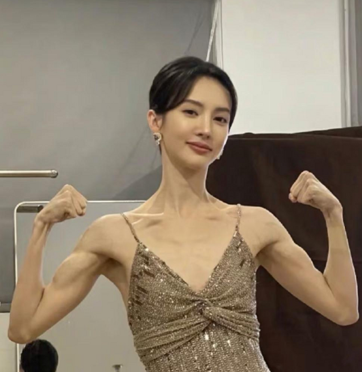 金晨瘦的很健康,内娱没女明星能有她这个腹肌 [大笑]身材超级赞呀