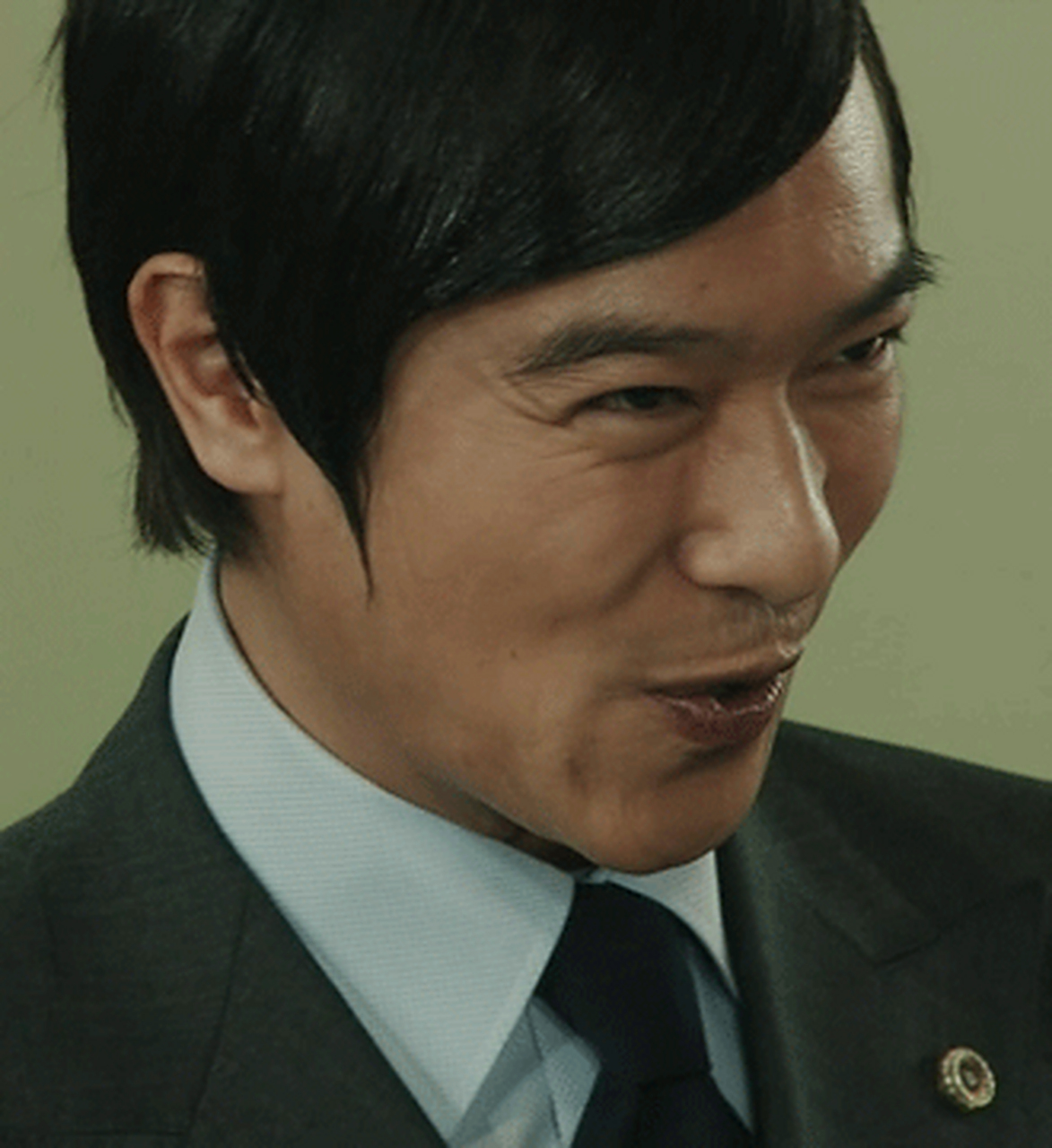 堺雅人出生于日本神户市,肄业于早稻田大学中国文学专业,日本男演员.